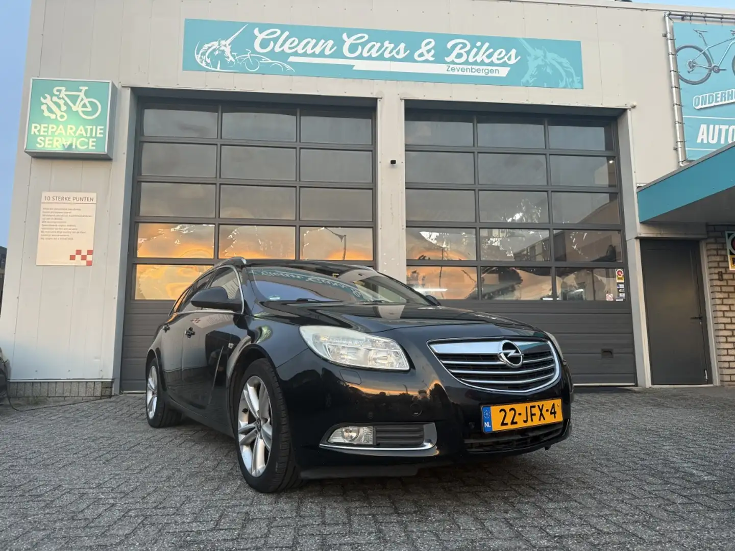 Opel Insignia Sports Tourer 2.0 T Executive Zwart - 1