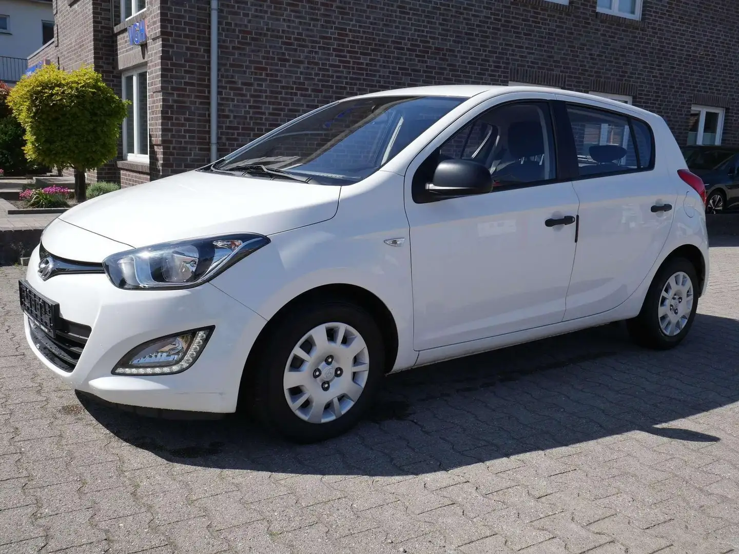 Hyundai i20 Classic Klima BT Tagfahrlicht ZV ABS Weiß - 2