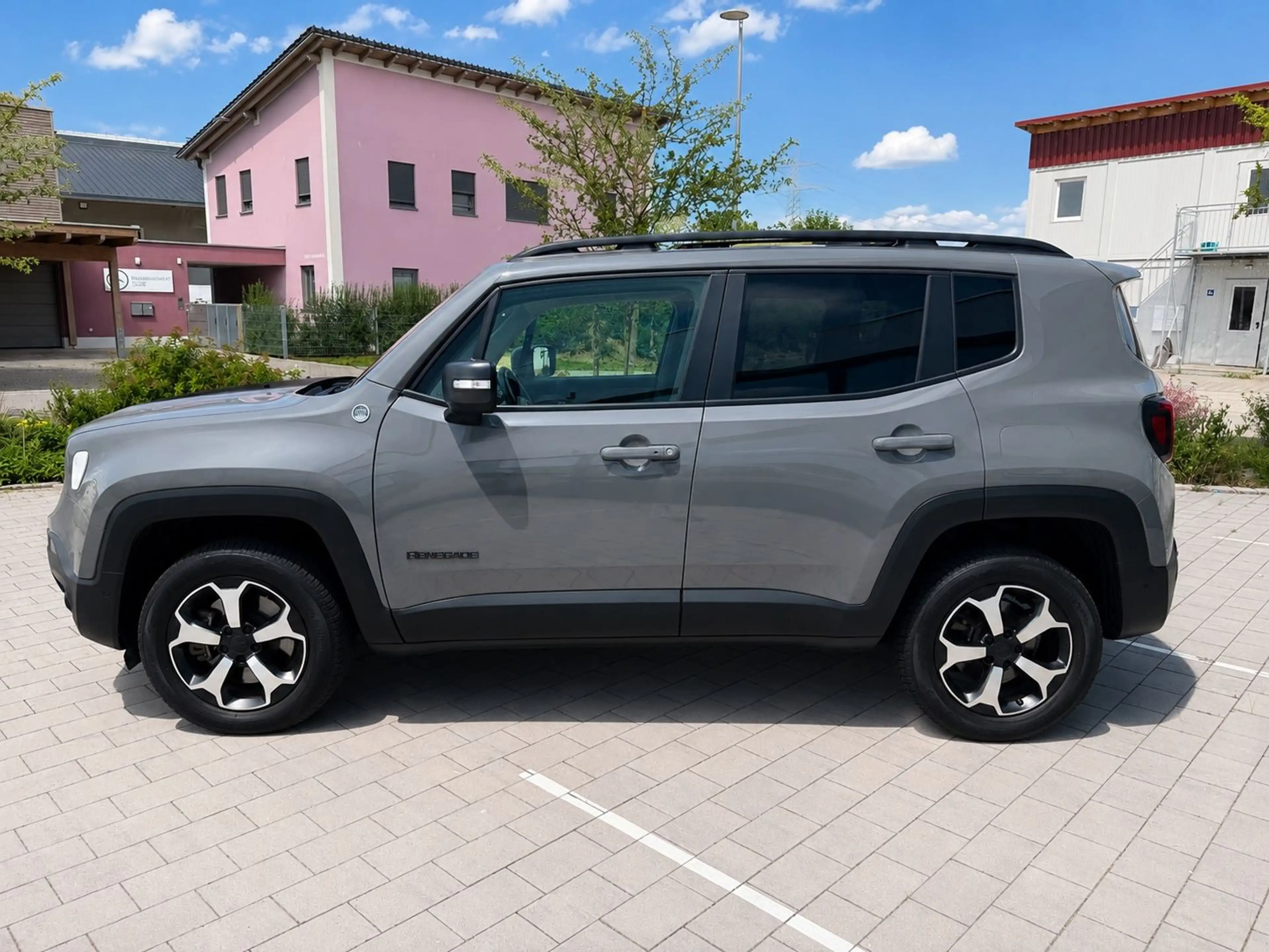 Jeep Renegade Trailhawk Plug-In-Hybrid 4xe — photo 2