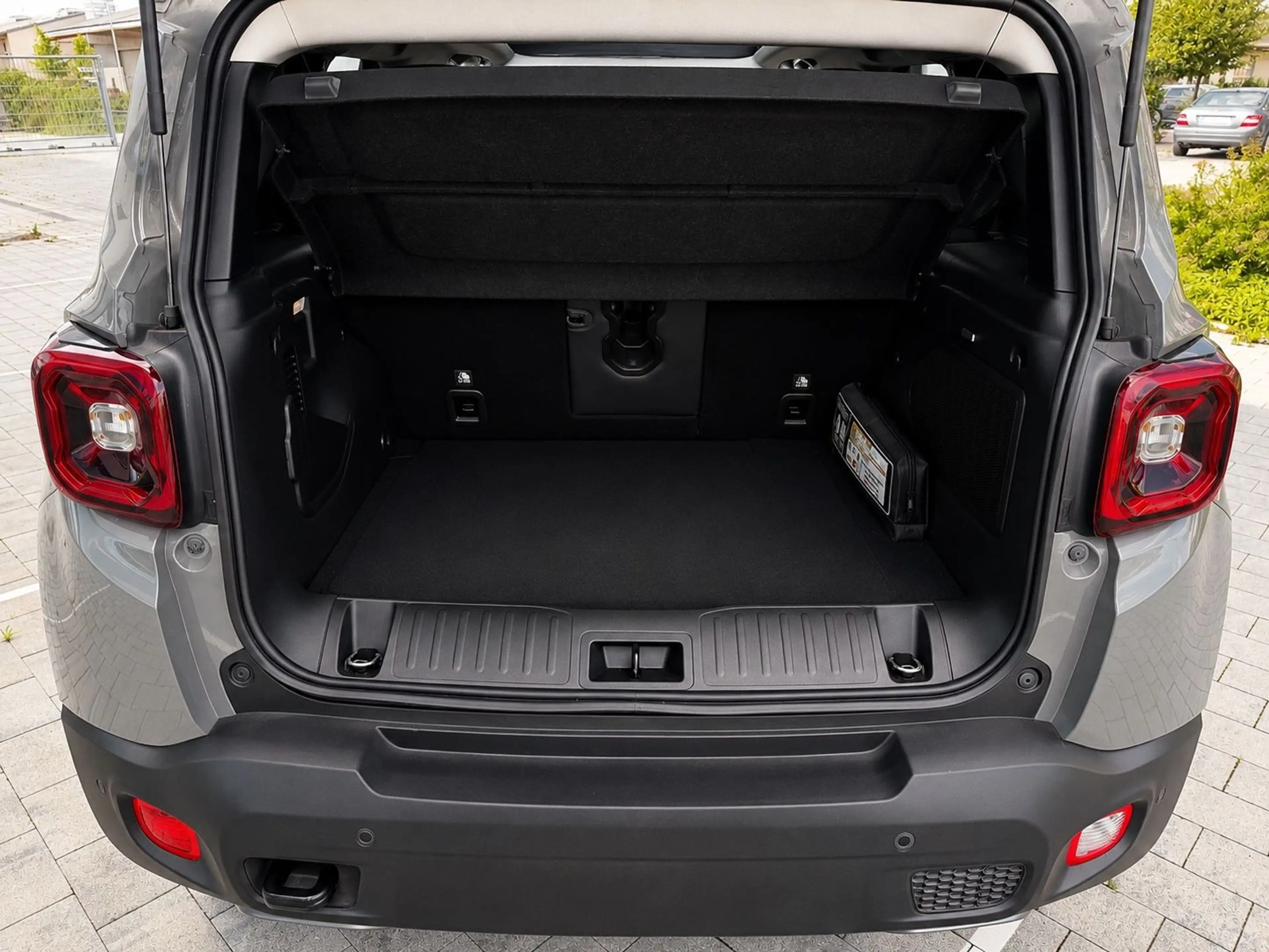 Jeep Renegade Trailhawk Plug-In-Hybrid 4xe — photo 12