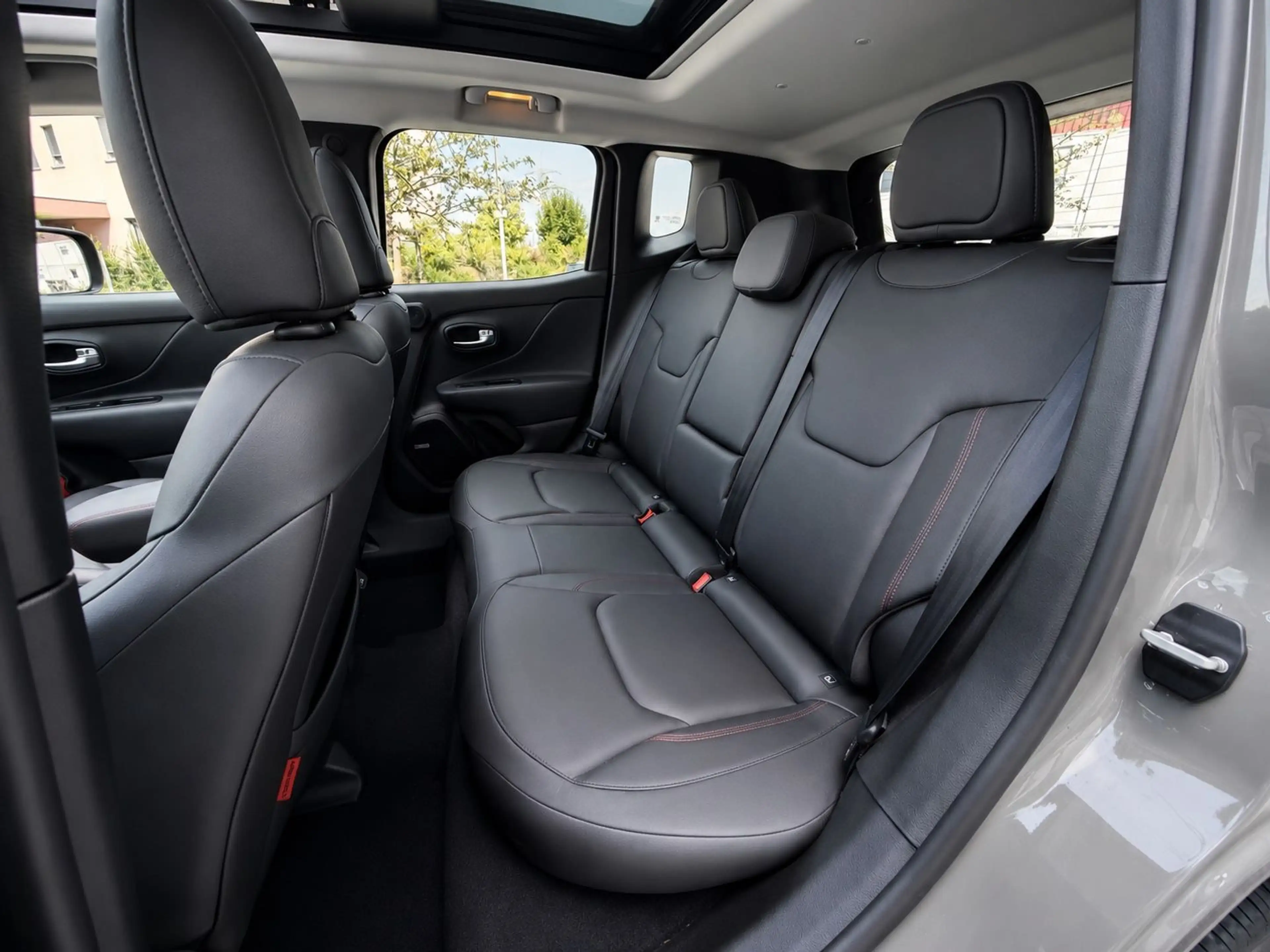Jeep Renegade Trailhawk Plug-In-Hybrid 4xe — photo 11