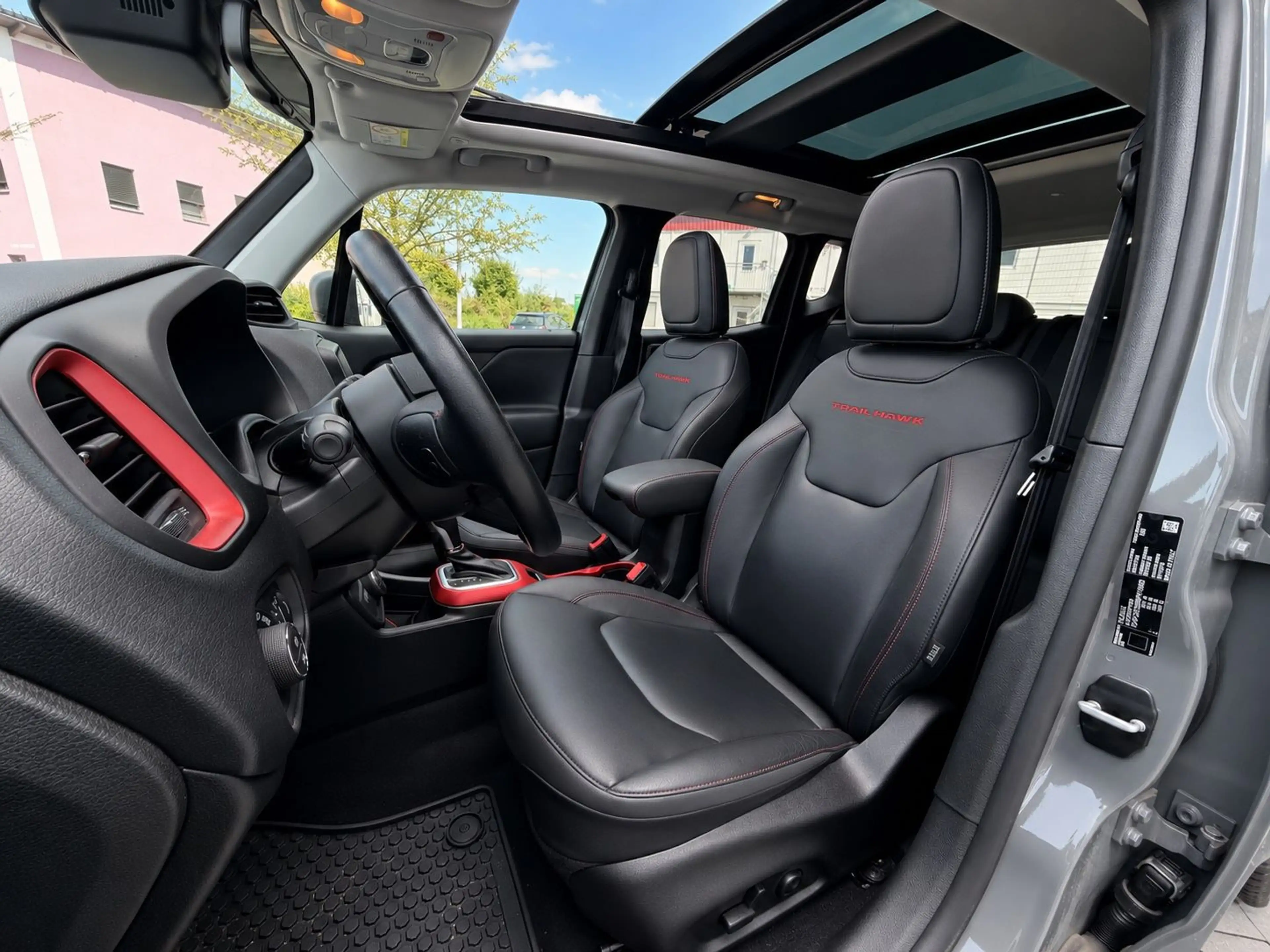 Jeep Renegade Trailhawk Plug-In-Hybrid 4xe — photo 10