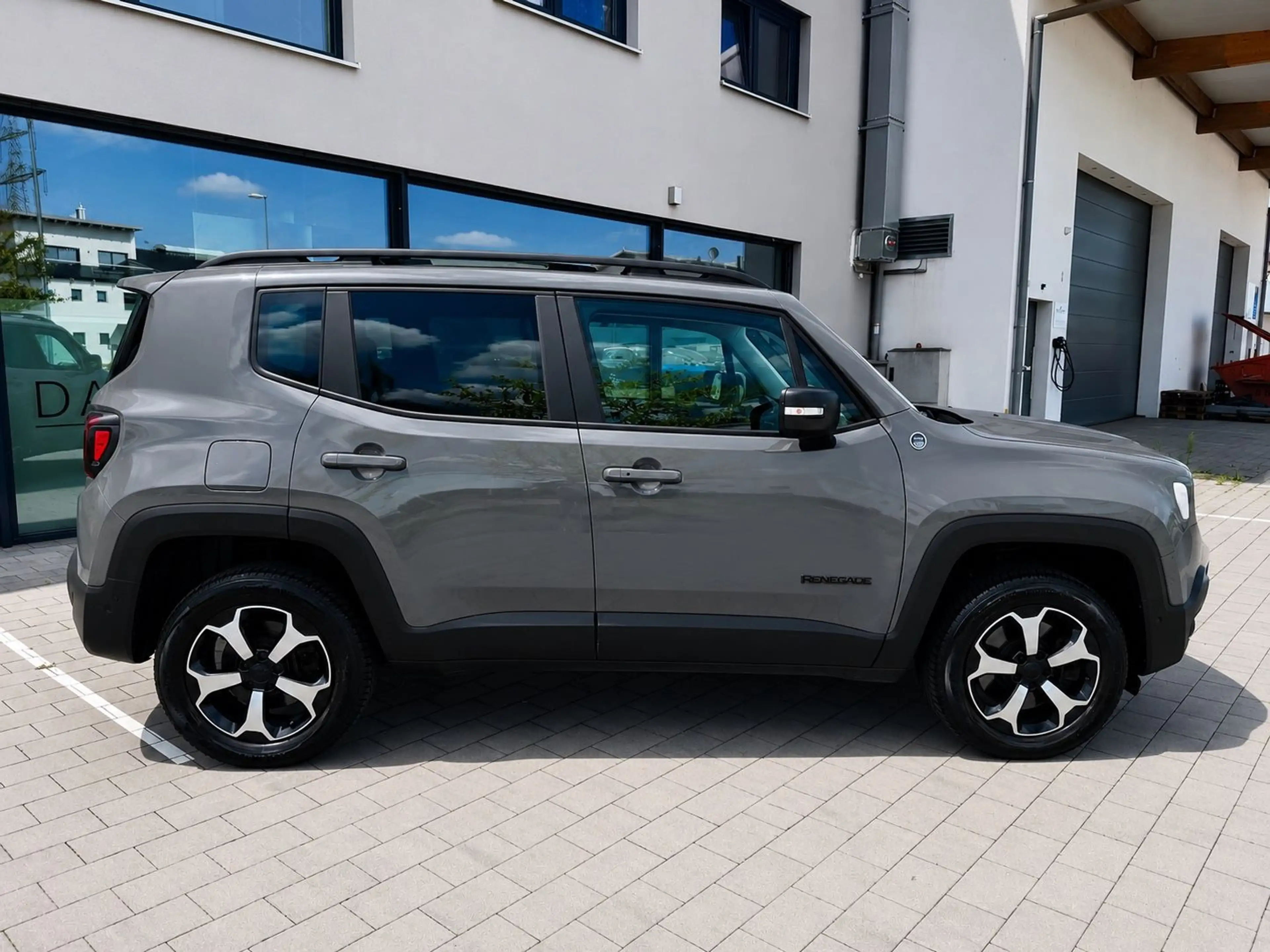 Jeep Renegade Trailhawk Plug-In-Hybrid 4xe — photo 5