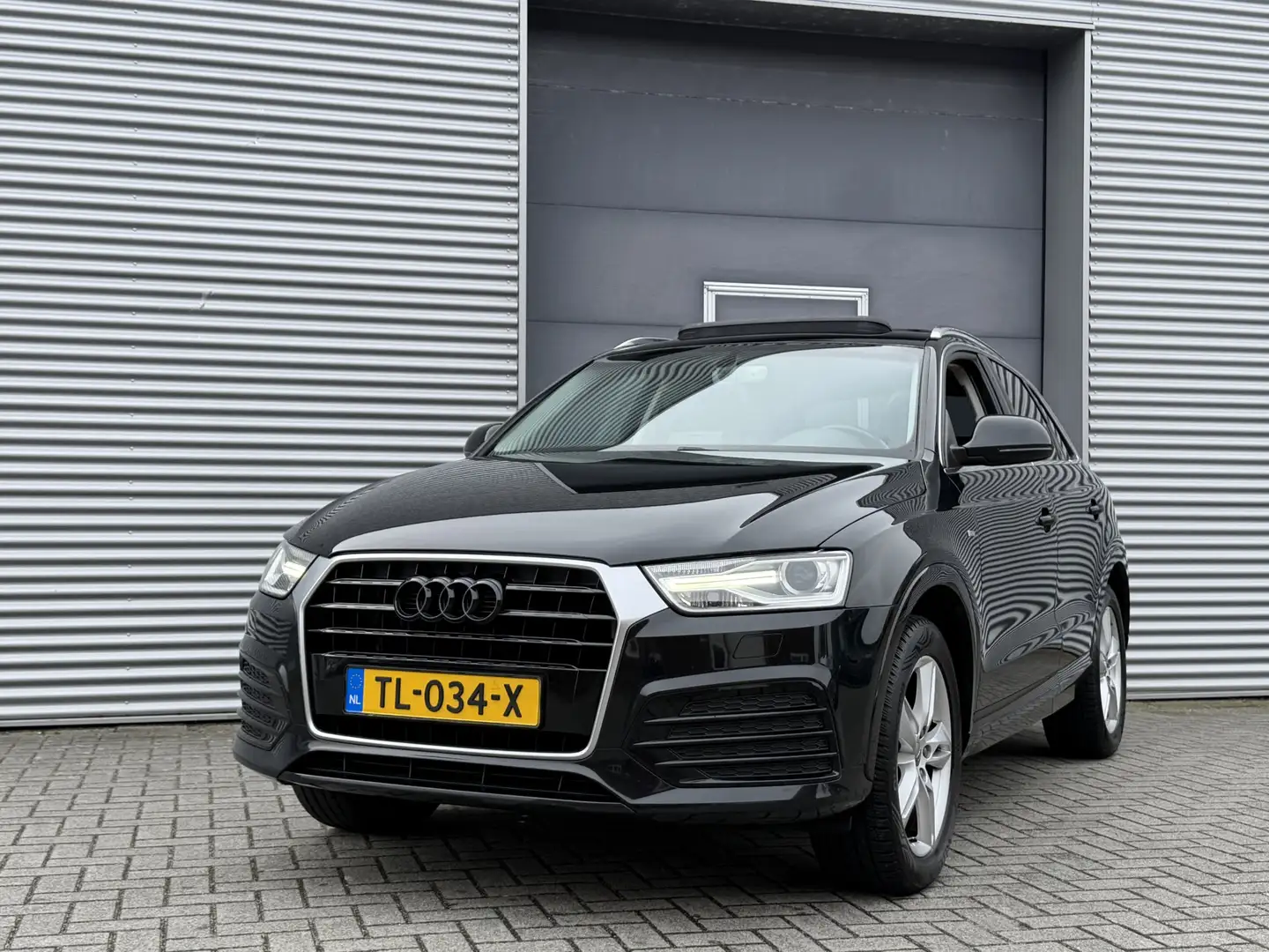 Audi Q3 1.4 TFSI CoD Sport Pro Line S I Aut. I S-Line I Pa Schwarz - 2