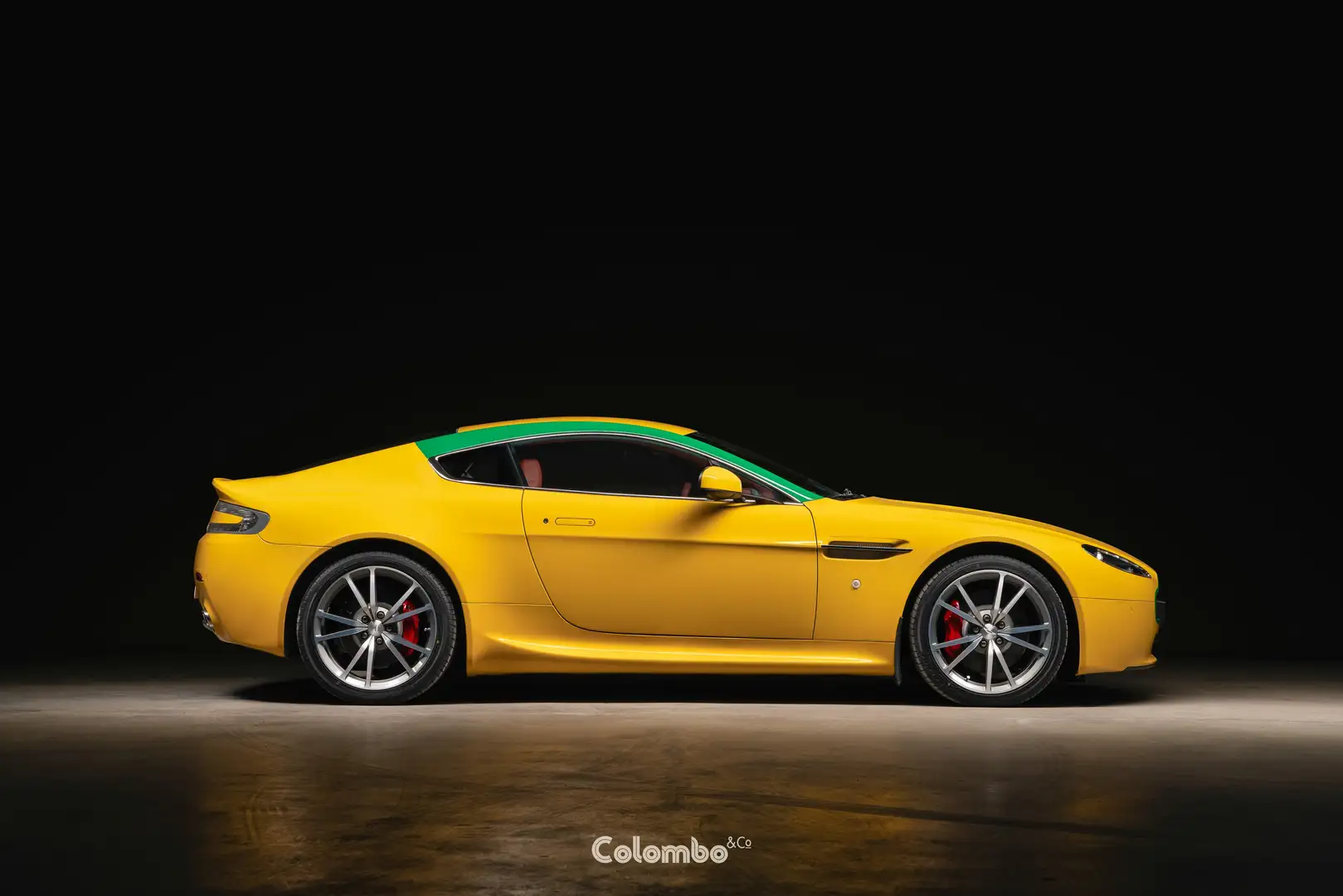 Aston Martin Vantage 1/7 Racing Collection Geel - 1