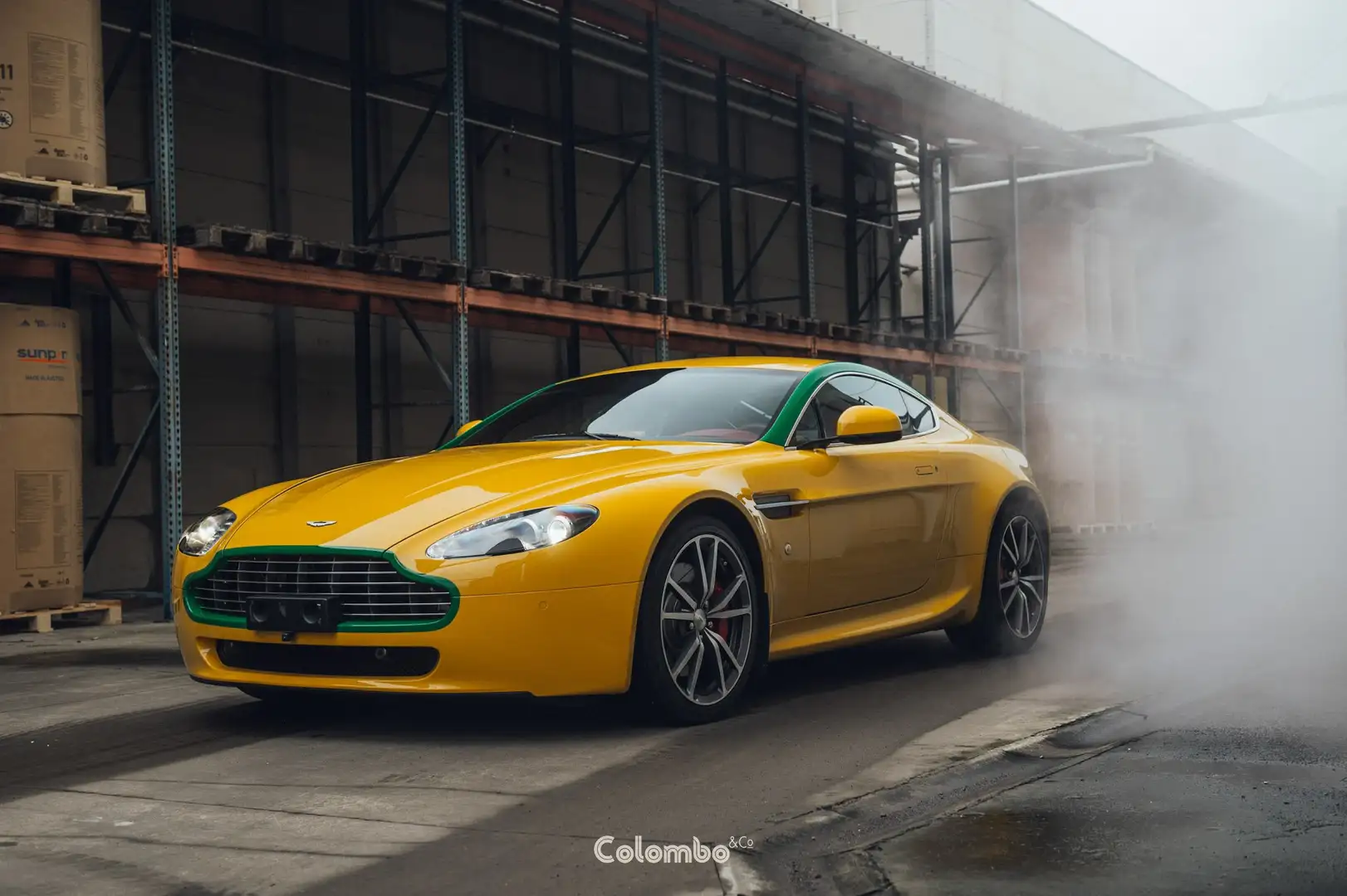 Aston Martin Vantage 1/7 Racing Collection Geel - 2