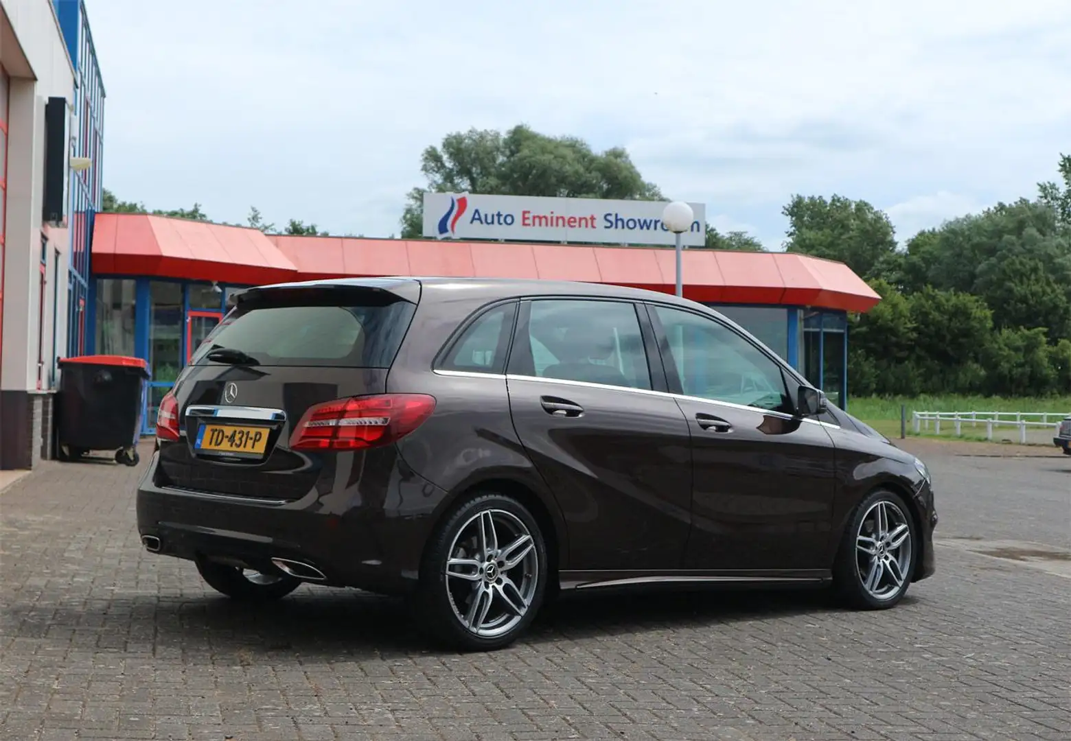 Mercedes-Benz B 180 Business Solution AMG nieuwstaat Bruin - 1