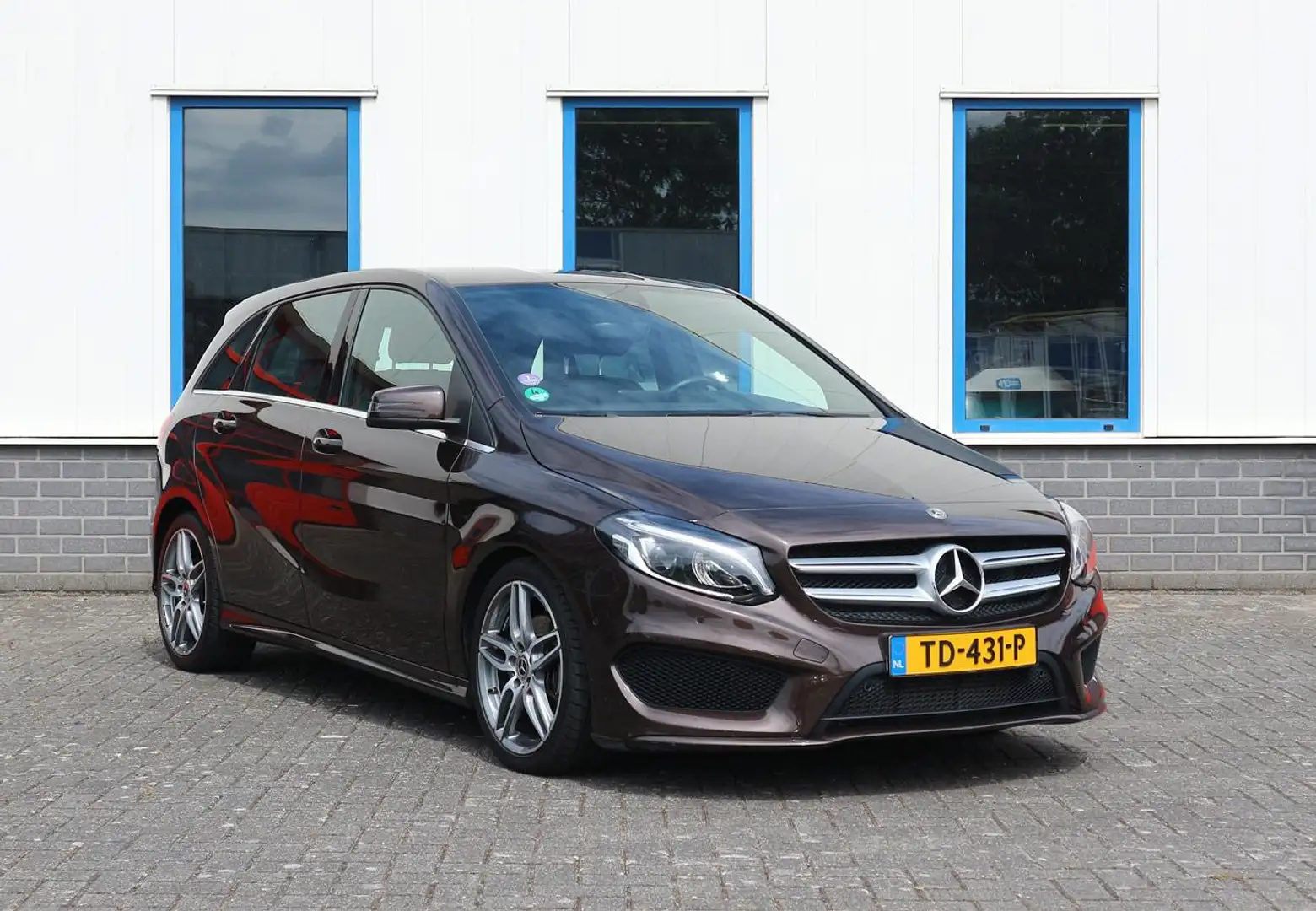 Mercedes-Benz B 180 Business Solution AMG nieuwstaat Bruin - 2