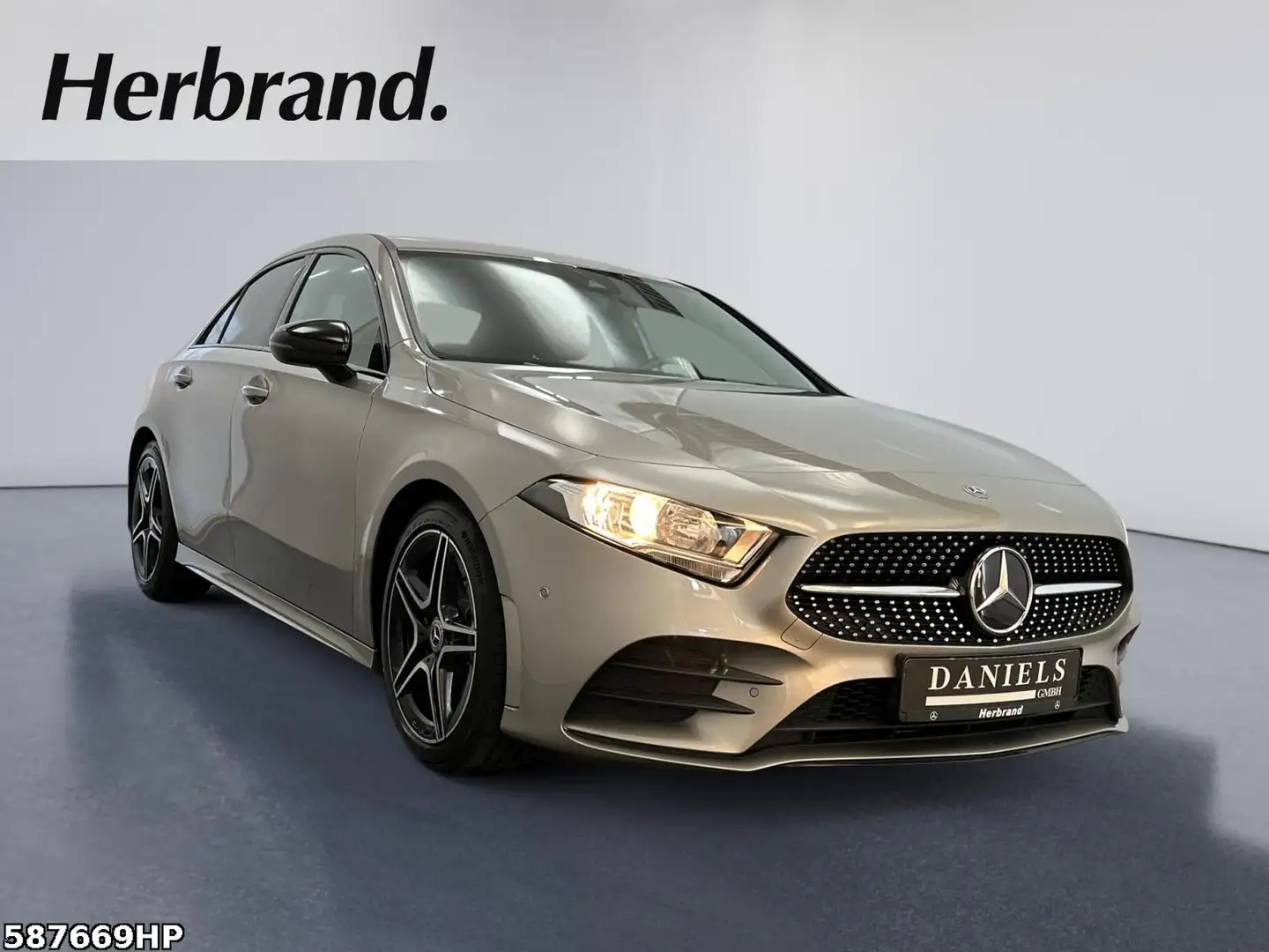 Mercedes-Benz A 180 AMG Line Night Paket Ambiente Silber - 2