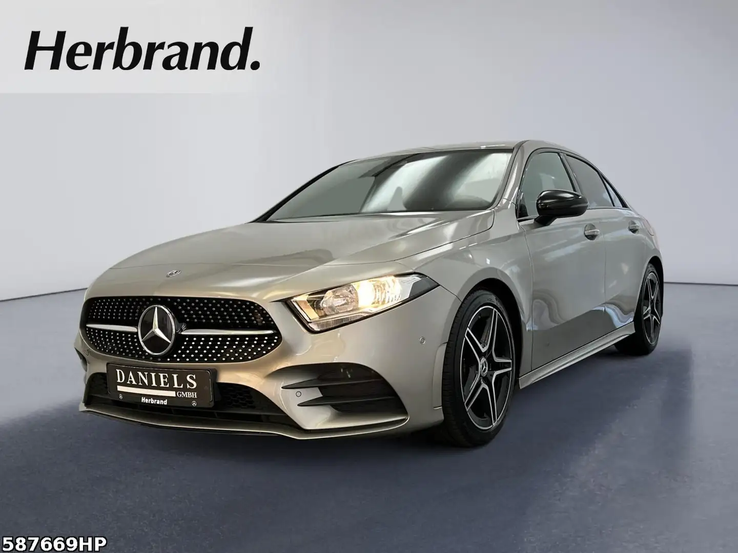 Mercedes-Benz A 180 AMG Line Night Paket Ambiente Silber - 1