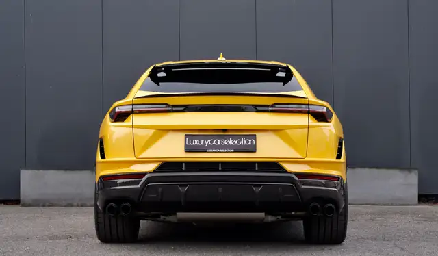 Lamborghini Urus view 7