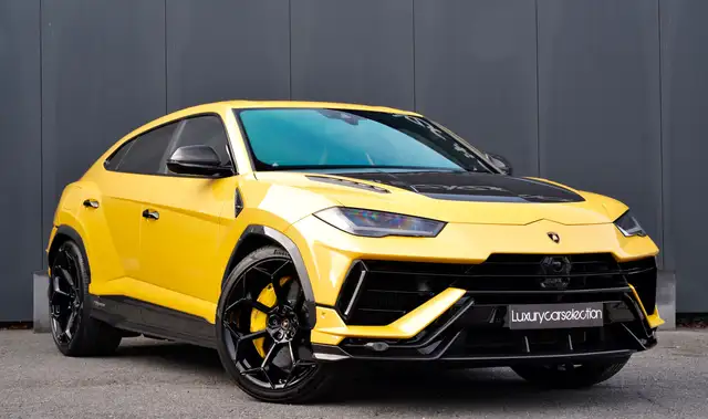 Lamborghini Urus view 3