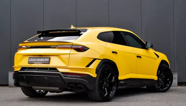 Lamborghini Urus view 5
