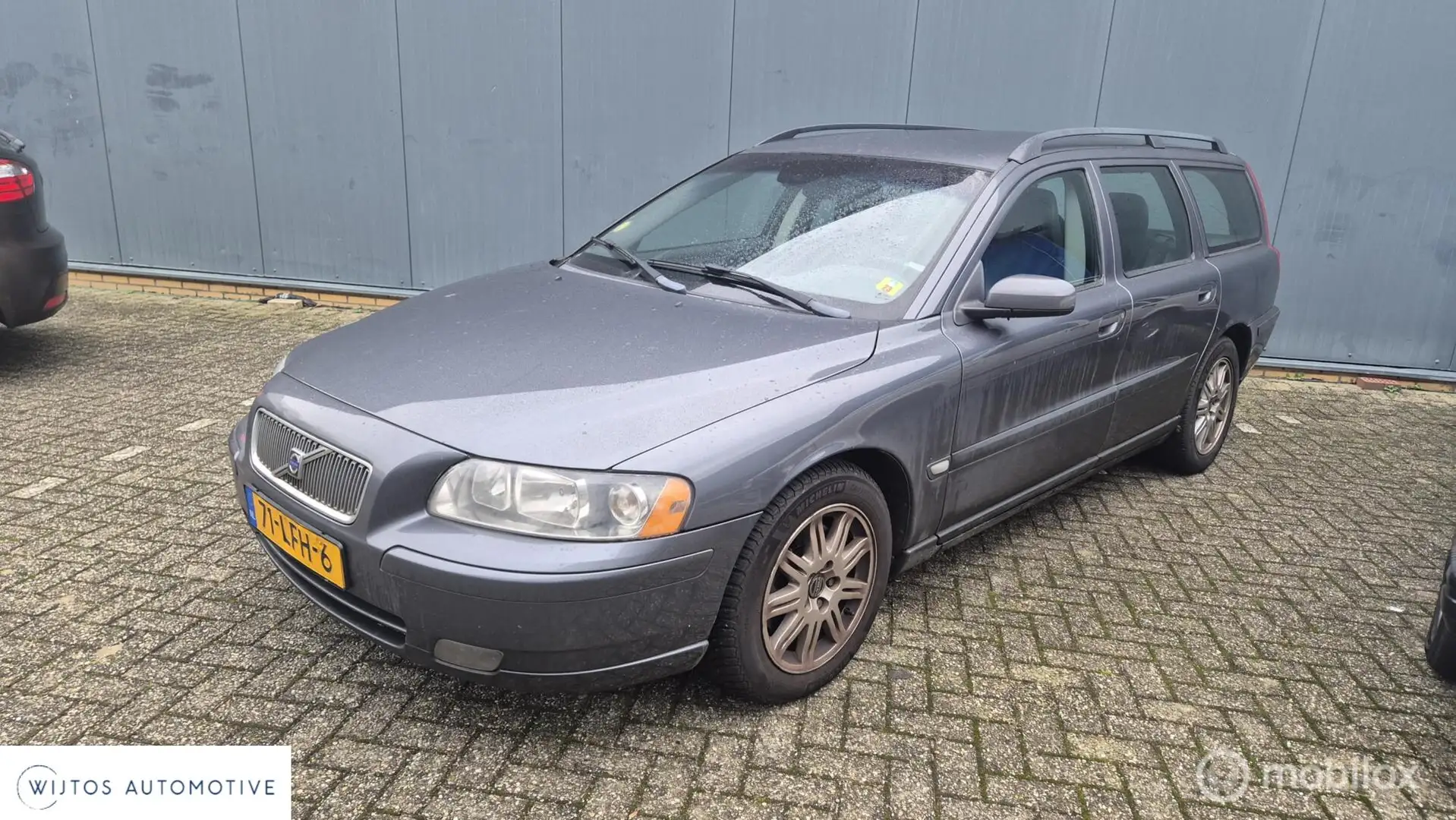 Volvo V70 2.4 D5 Summum Grijs - 1