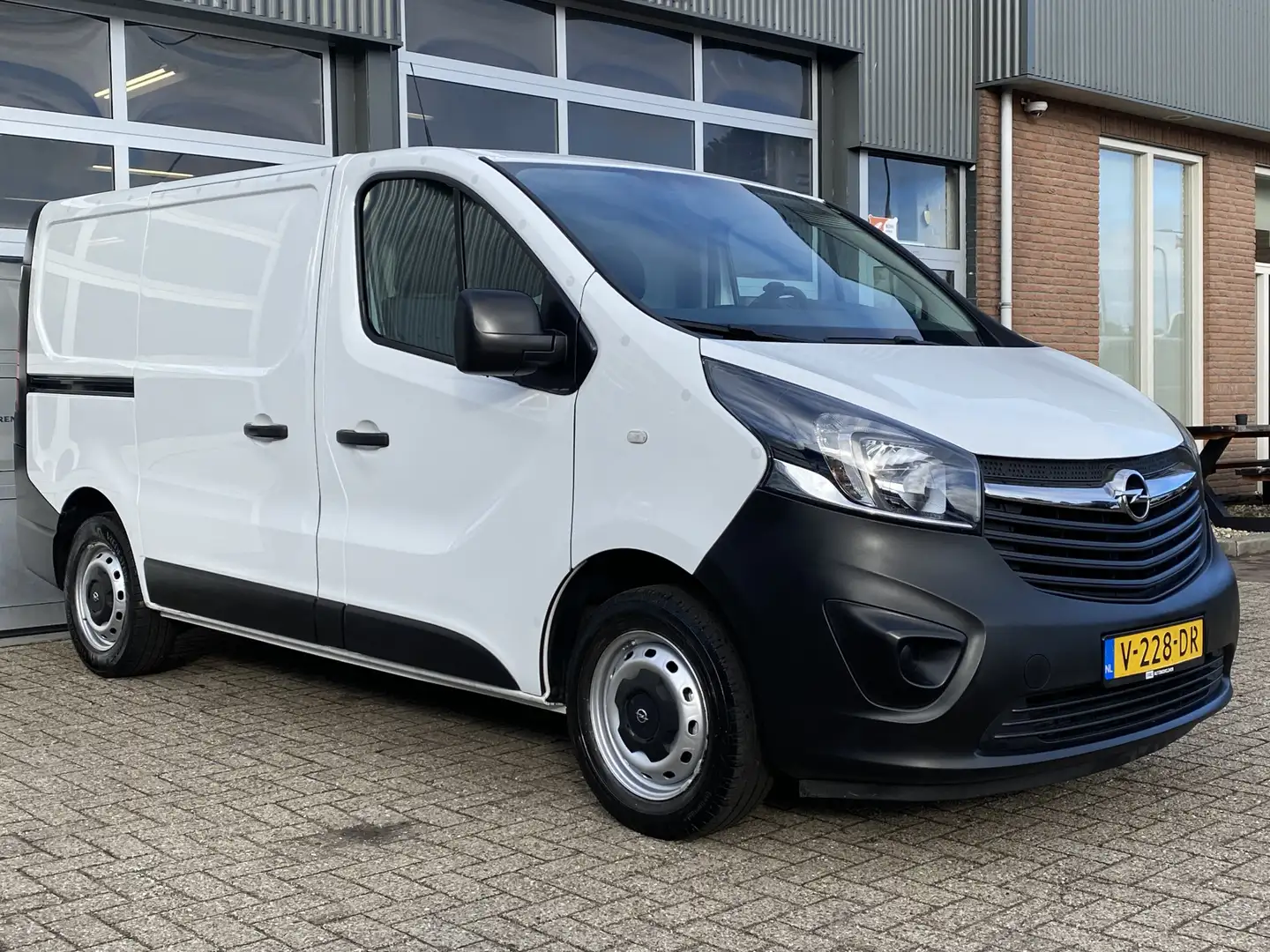 Opel Vivaro 1.6 CDTI L1H1 126pk Bpm vrij Airco Kastinrichting Wit - 1