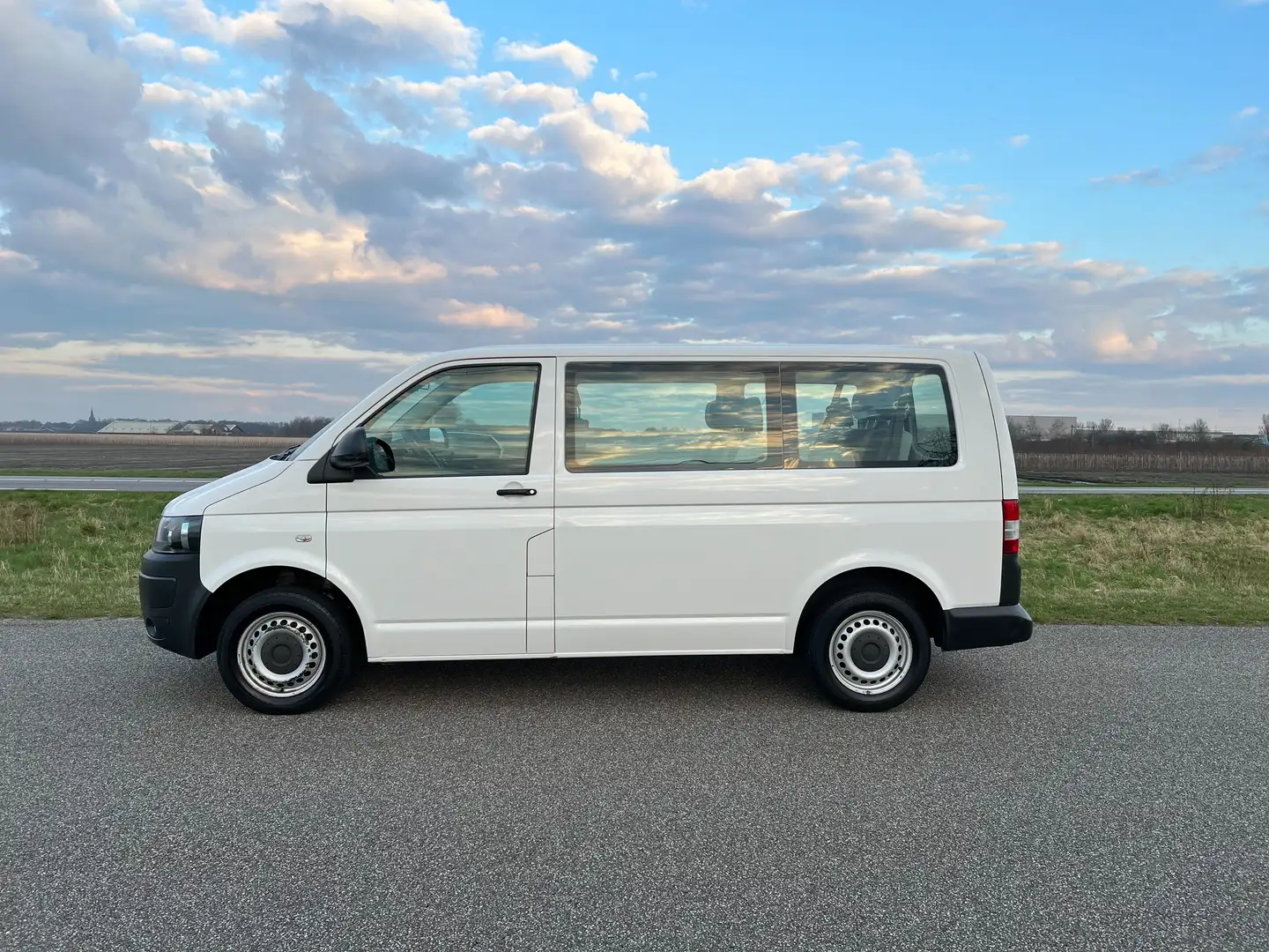 Volkswagen T5 Kombi 2.0 TDI L1H1 Tr.Base Alb - 2