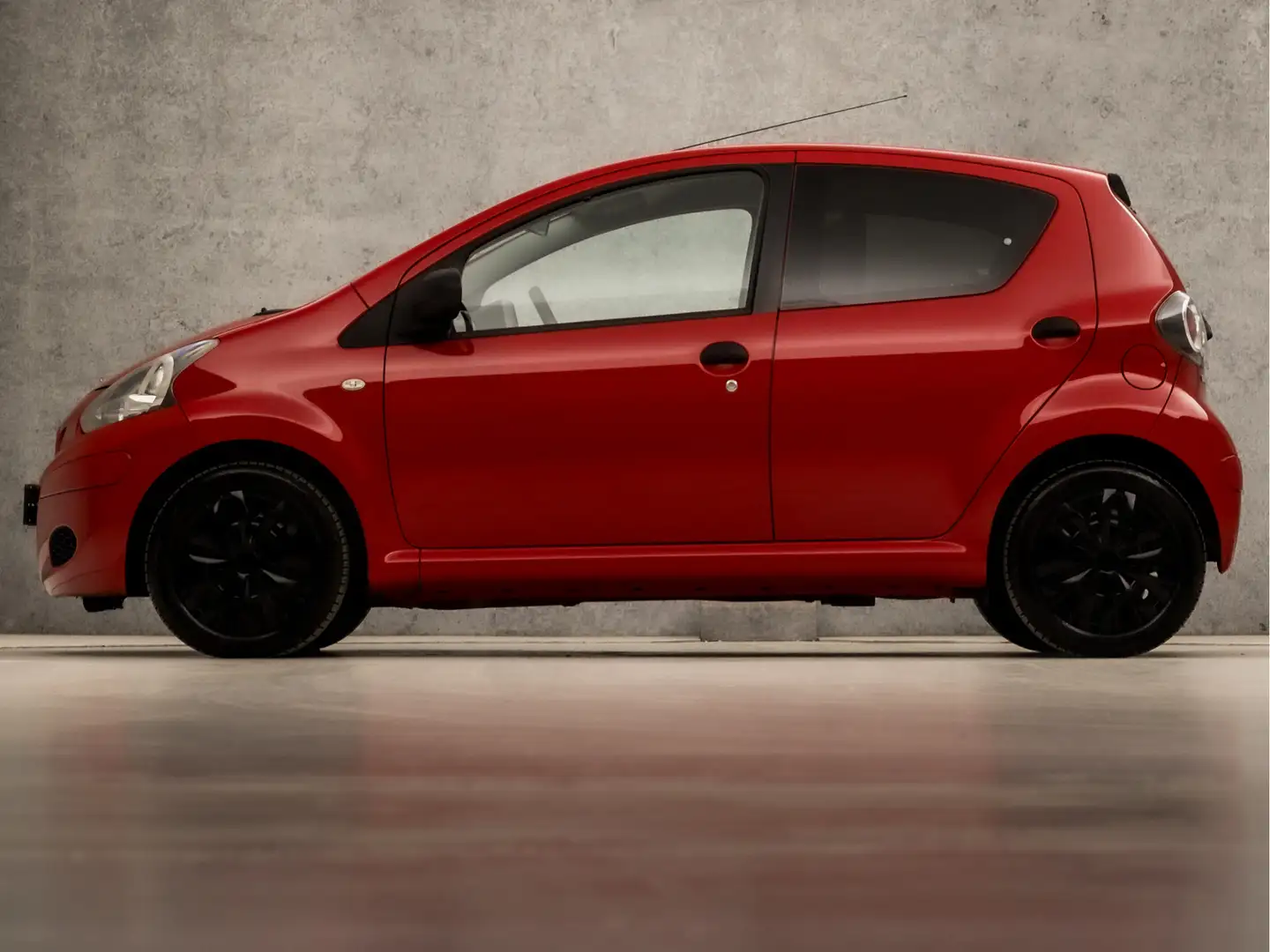 Toyota Aygo 1.0-12V Sport (5 DEURS, AIRCO, GETINT GLAS, SPORTS Rood - 2