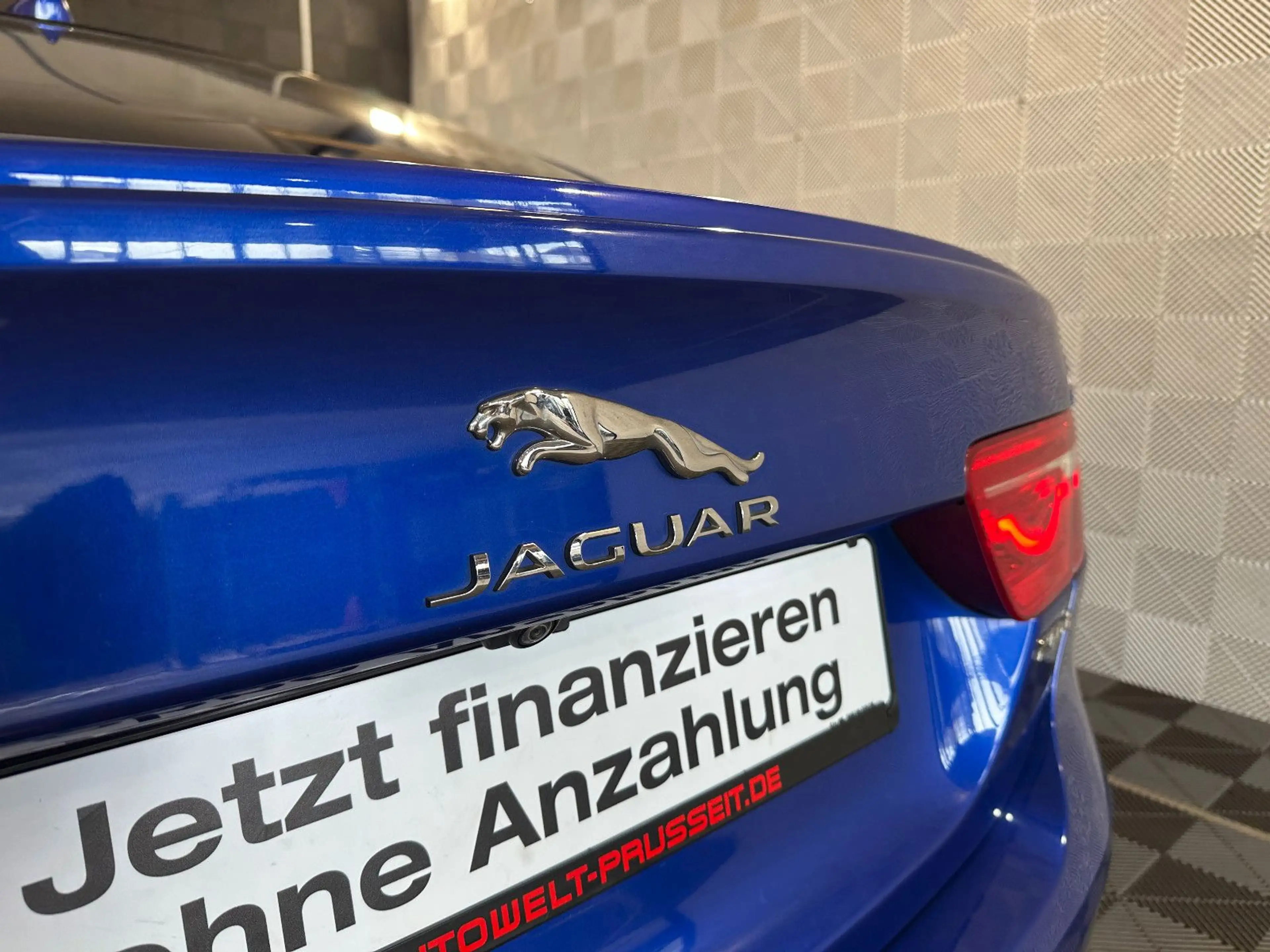 Jaguar XE 20d*R SPORT*BLACK PACK-XENON-R.KAM-ACC-SHZ-18 — photo 12