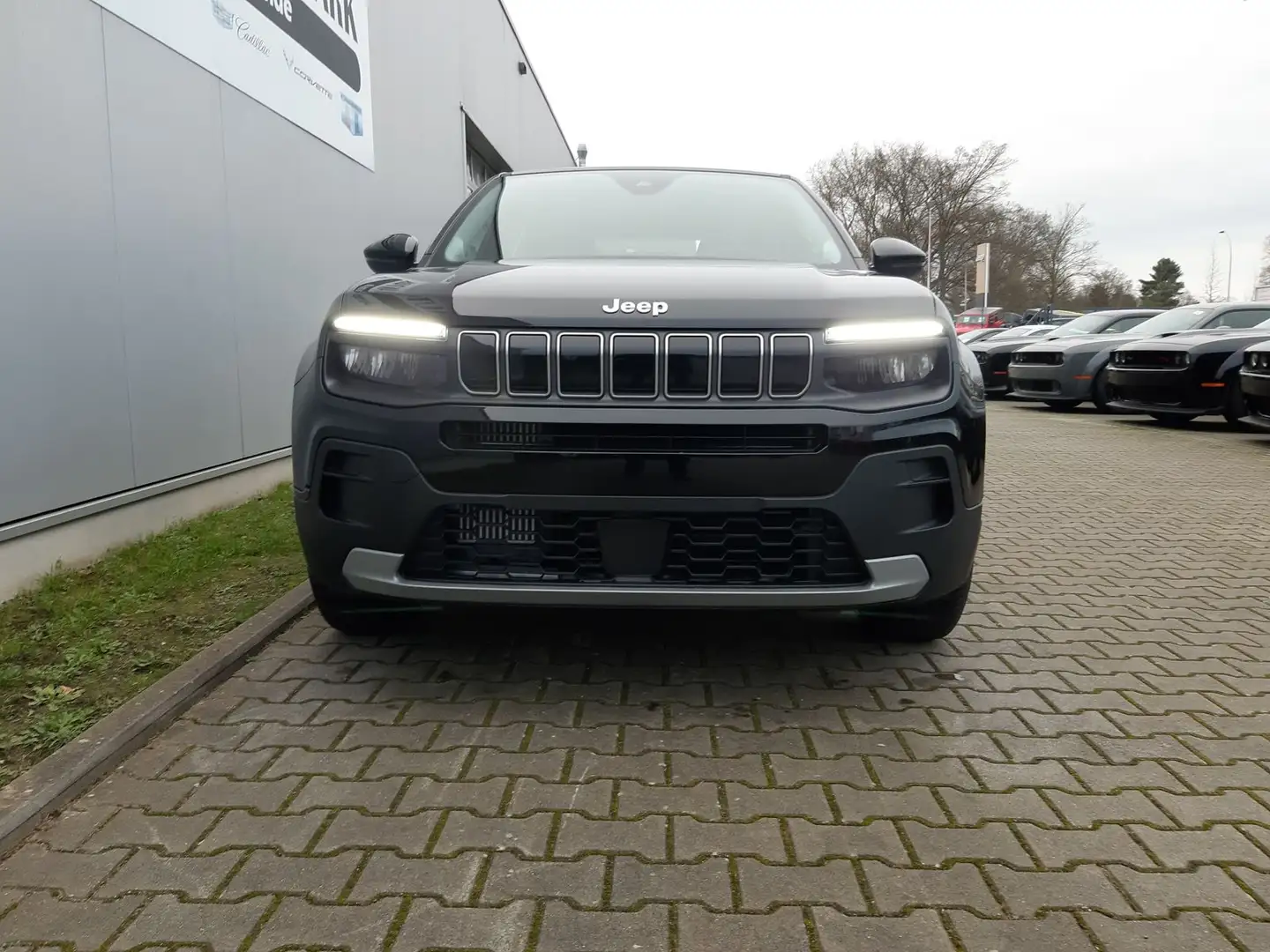 Jeep Avenger Altitude 1,2 Benziner / Allwetterreifen Schwarz - 2