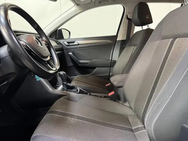 Volkswagen T-Roc view 9