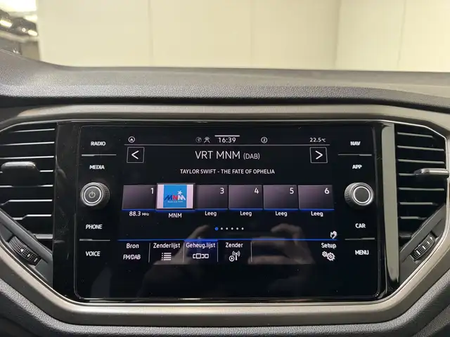 Volkswagen T-Roc view 14