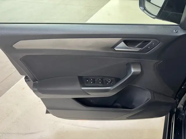 Volkswagen T-Roc view 19