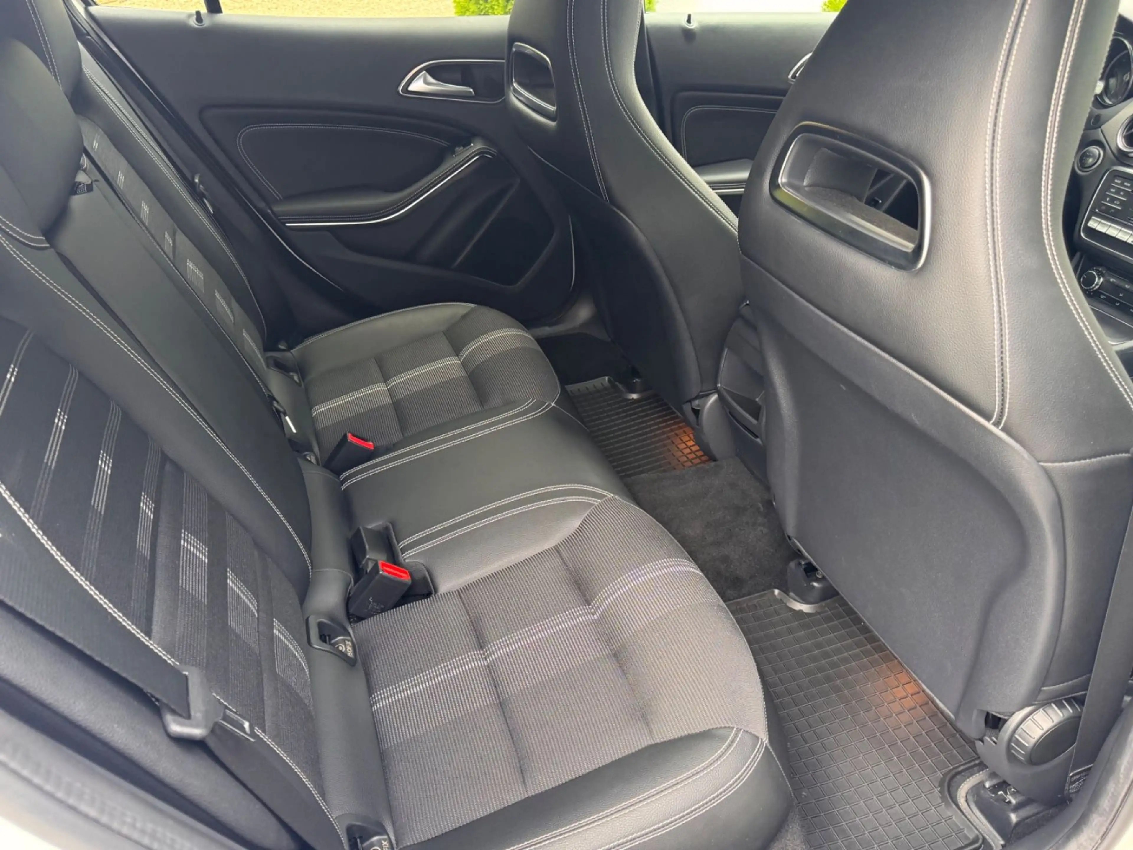 Mercedes-Benz GLA 220 4Matic Urban*Panorama*LED*Garantie — photo 22