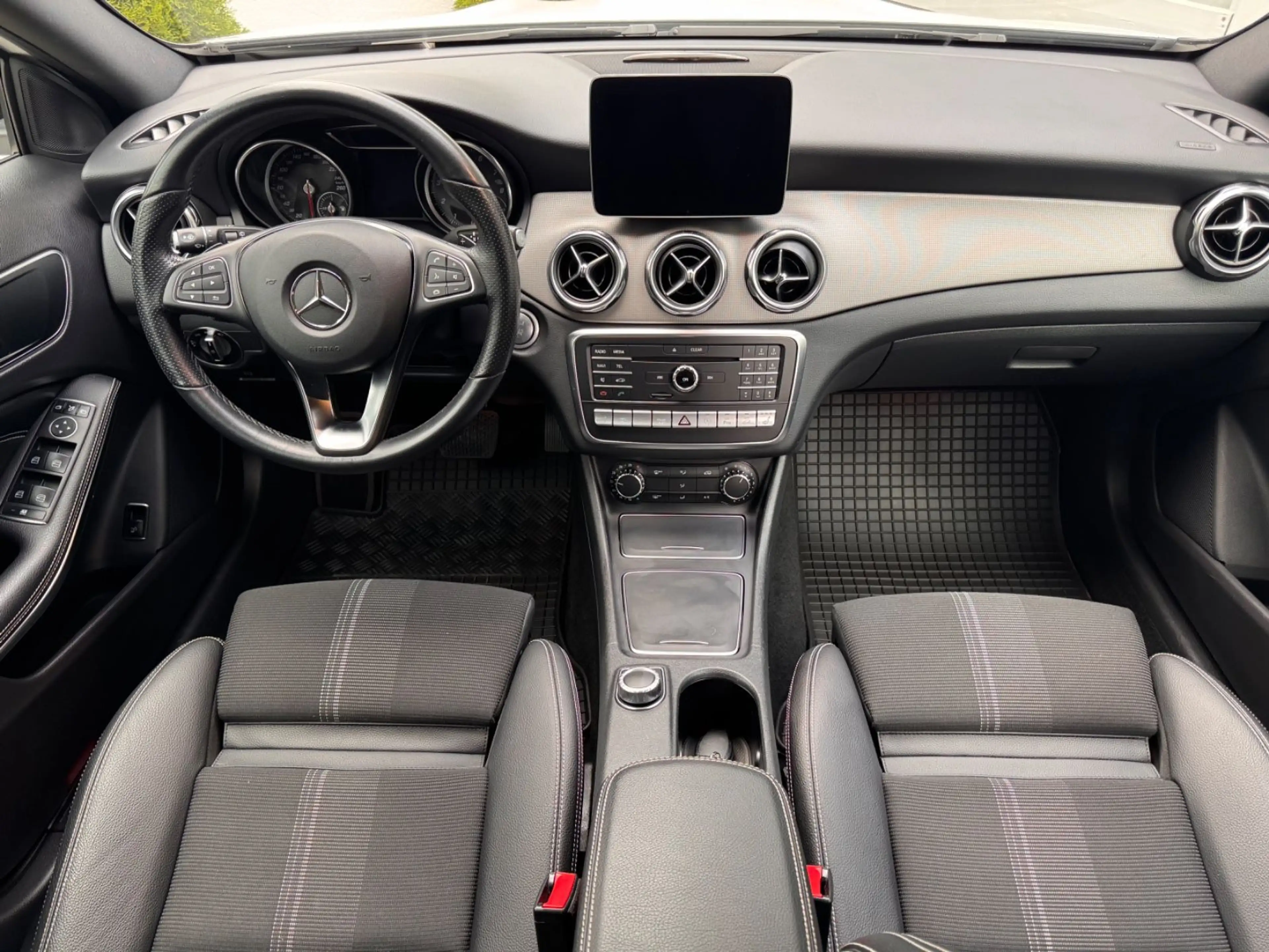 Mercedes-Benz GLA 220 4Matic Urban*Panorama*LED*Garantie — photo 17