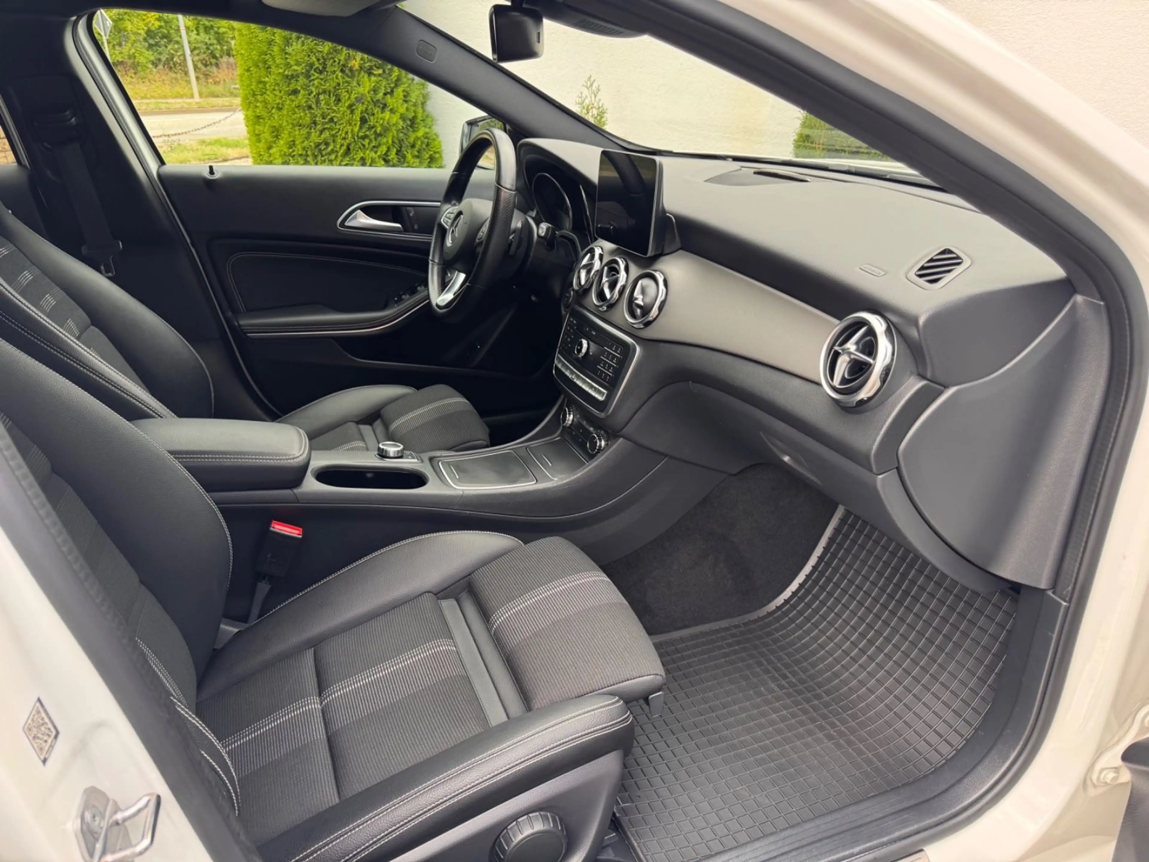 Mercedes-Benz GLA 220 4Matic Urban*Panorama*LED*Garantie — photo 11