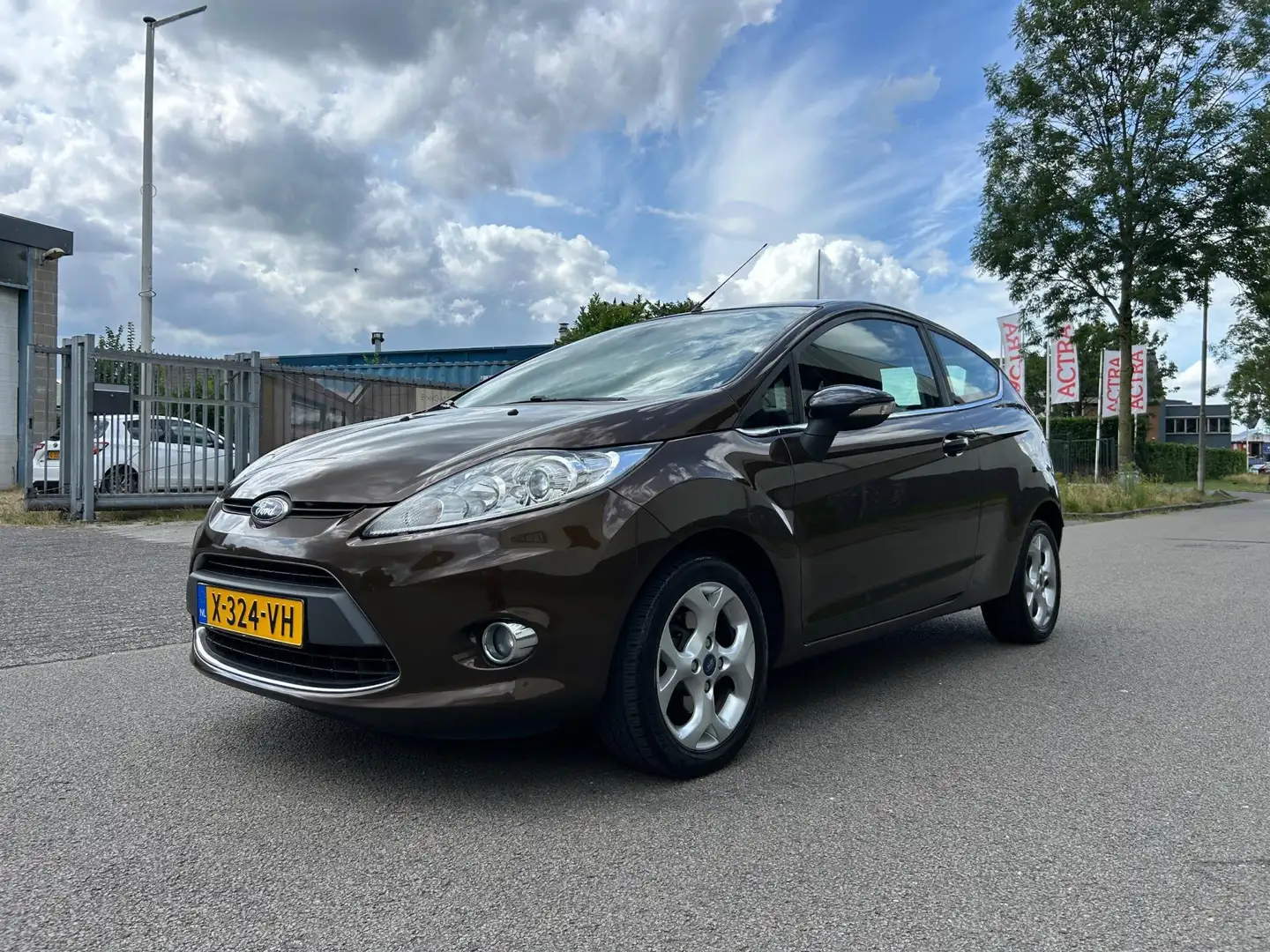 Ford Fiesta 1.4 Ghia Stoelverwarming/Bluetooth/Airco/Pdc Bruin - 2