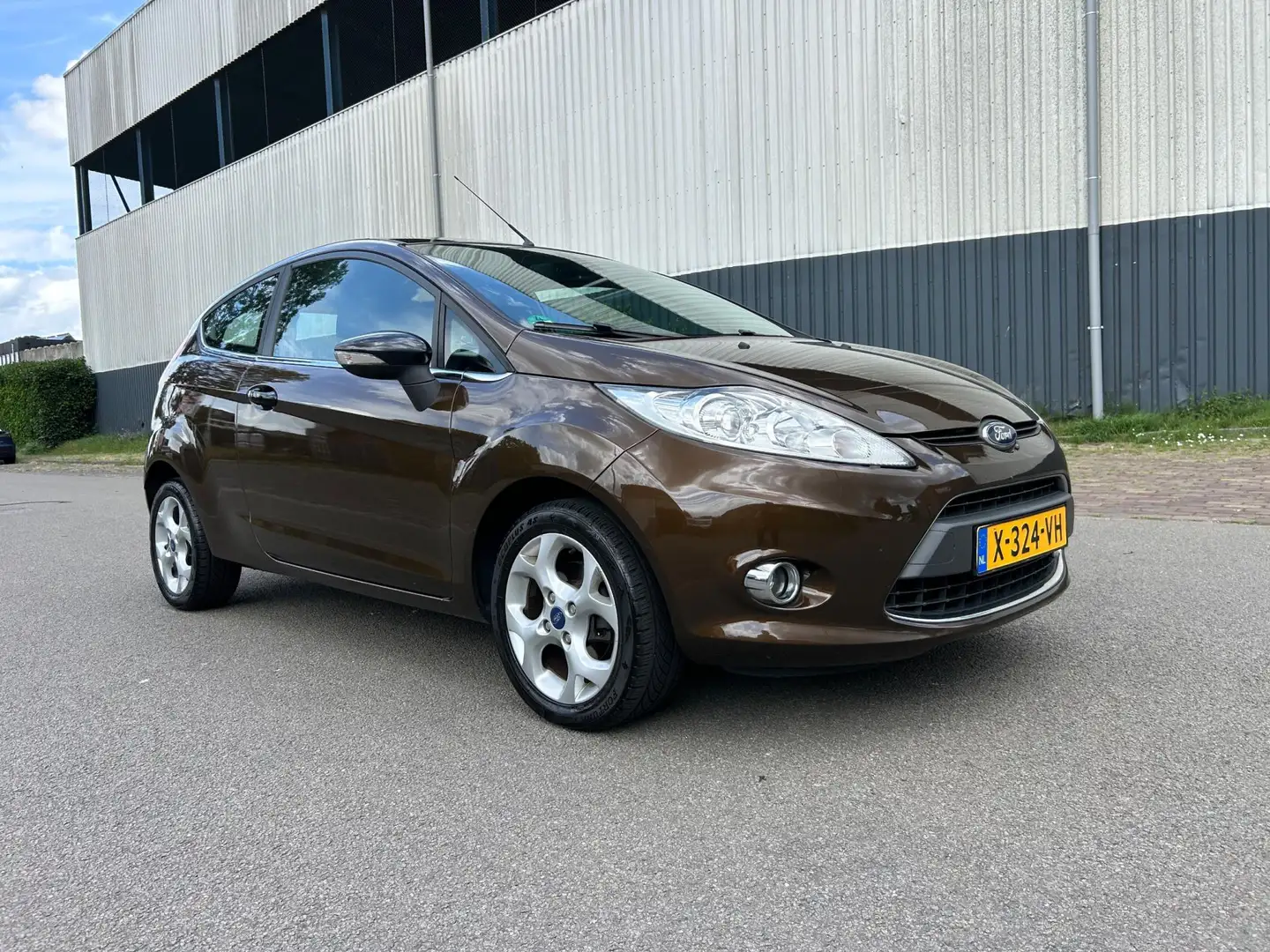 Ford Fiesta 1.4 Ghia Stoelverwarming/Bluetooth/Airco/Pdc Bruin - 1