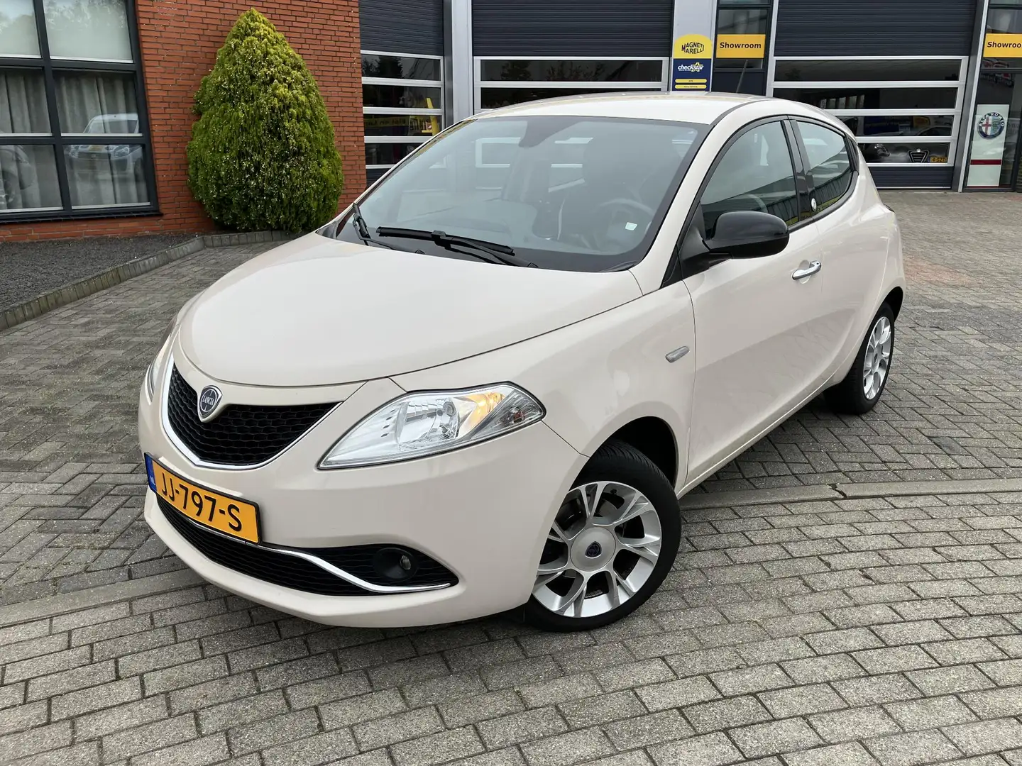 Lancia Ypsilon 0.9 TwinAir Opening Edition | Automaat | Gelb - 2