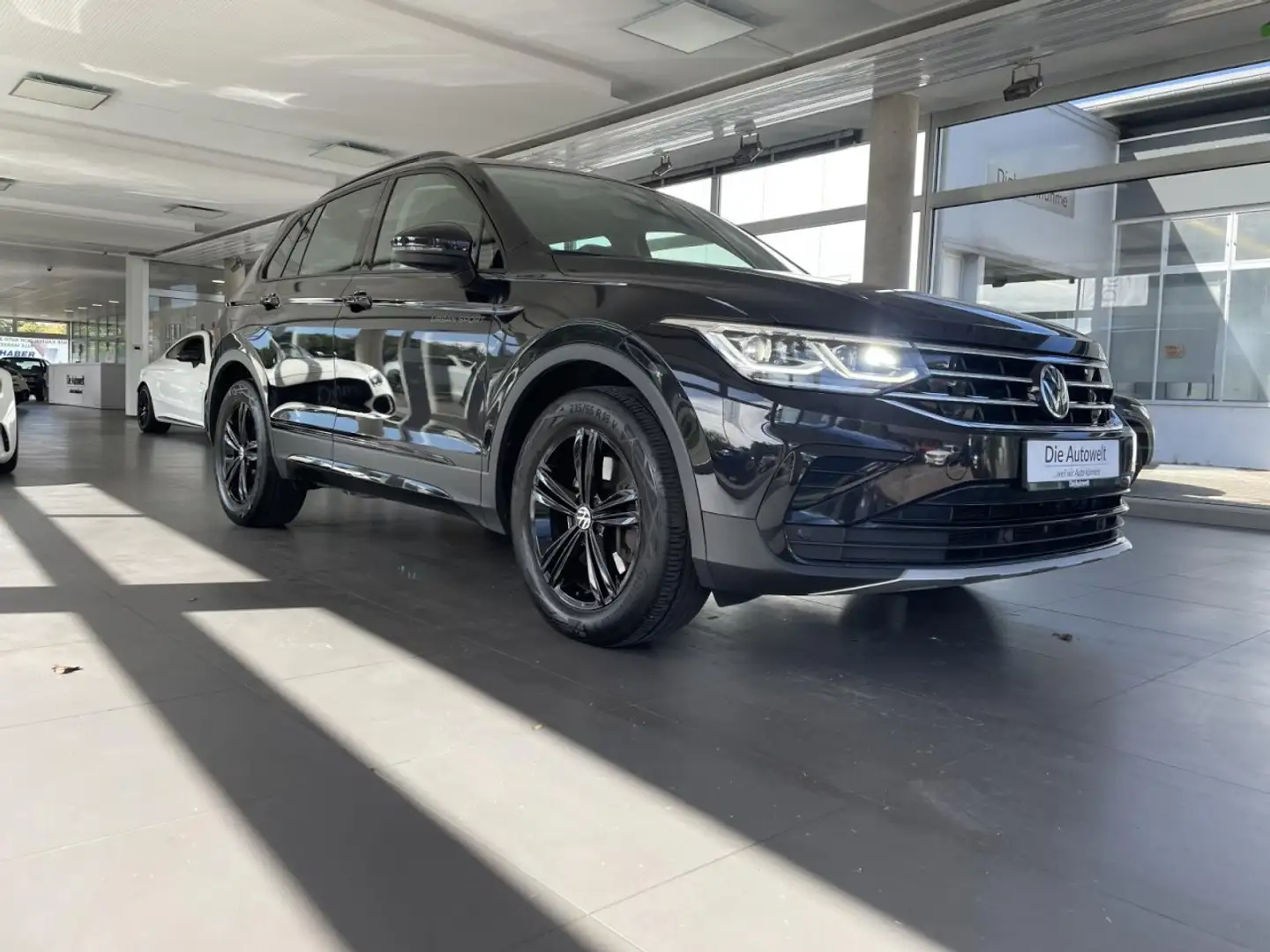 Volkswagen Tiguan Urban Sport 4Mo 2.0 TDI DSG NAVI LED ACC Klima Schwarz - 2