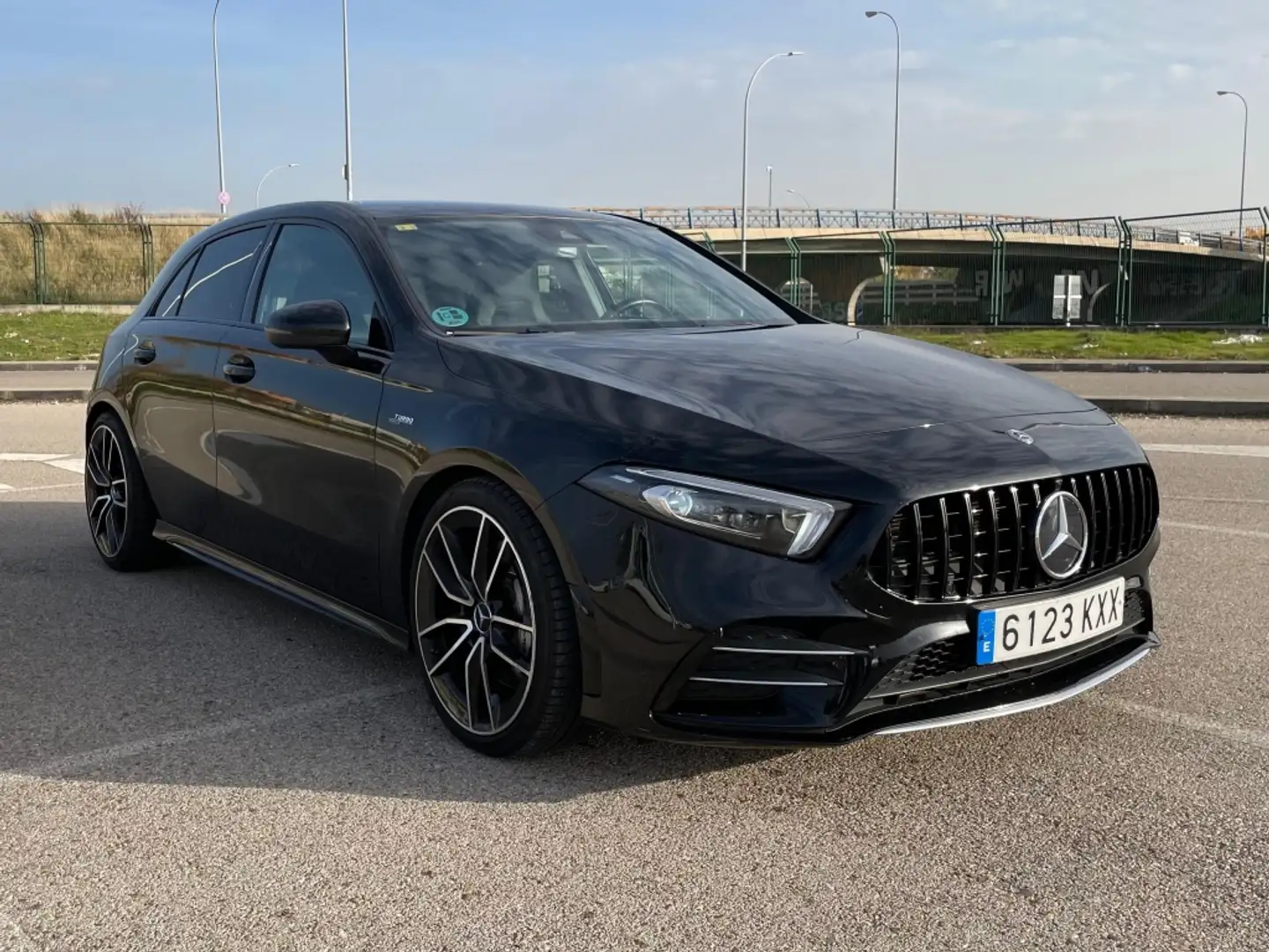 Mercedes-Benz A 35 AMG 4Matic+ 7G-DCT crna - 1