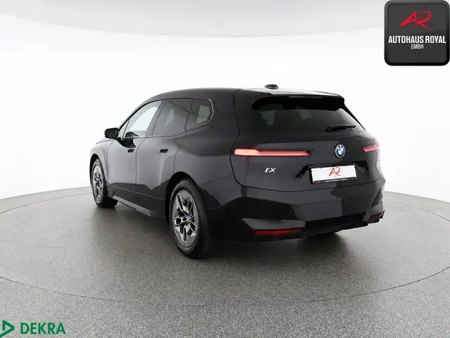 BMW iX view 3