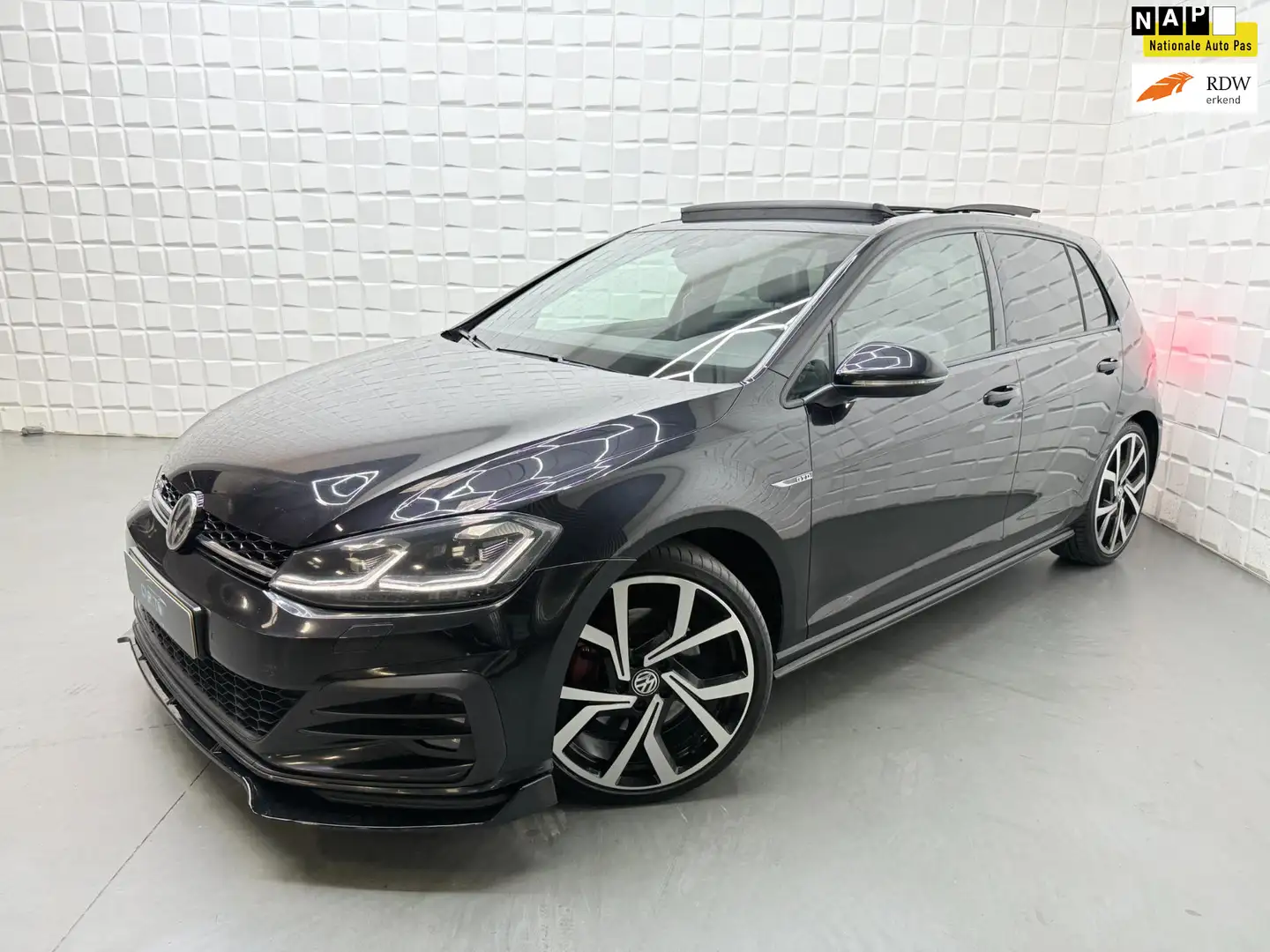 Volkswagen Golf GTD 2.0 TDI PANO VIRTUAL LEER CAMERA ACC Zwart - 1
