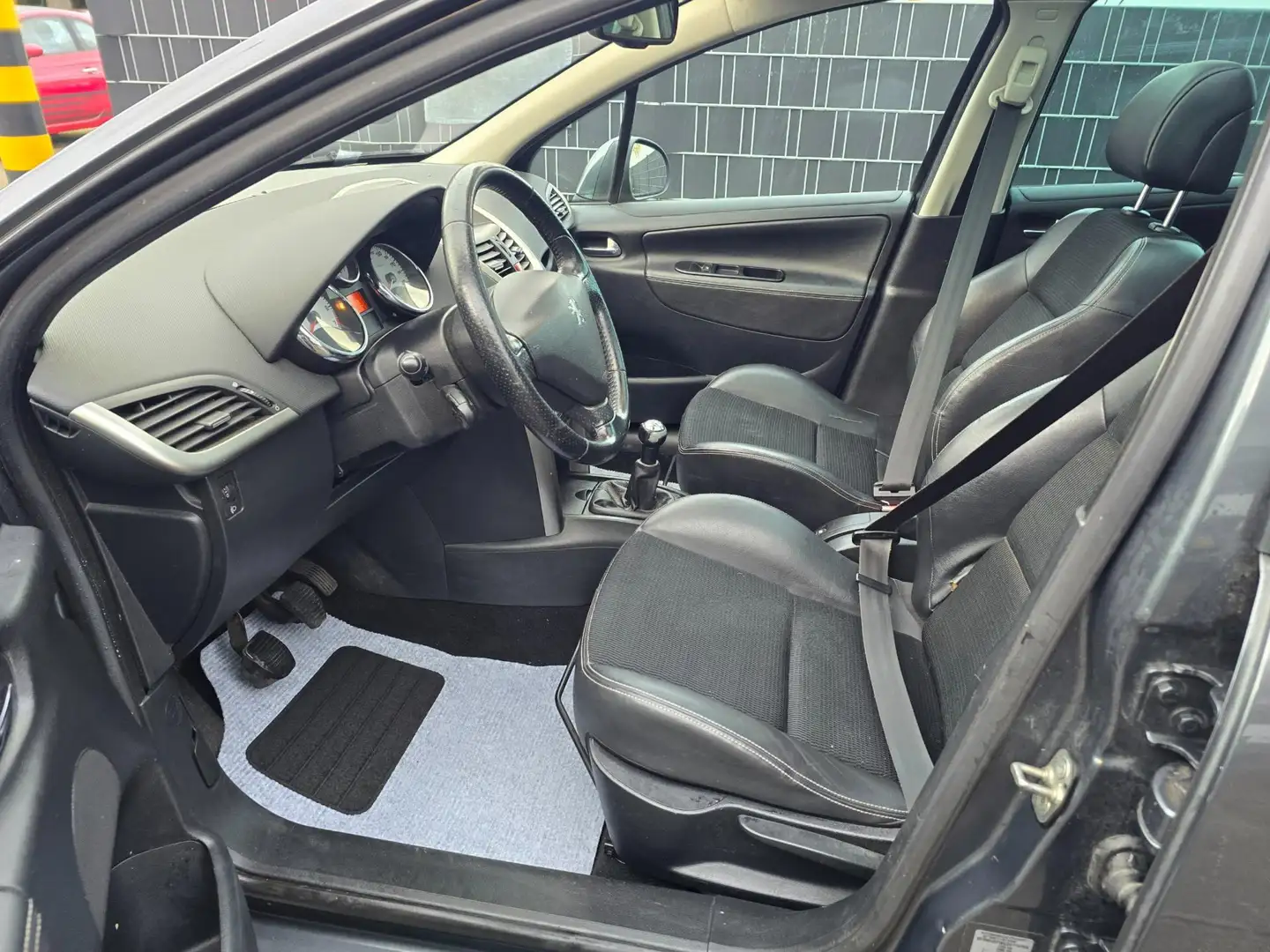 Peugeot 207 SW Outdoor 1.6 VTi XS PANORAMA/airco/CRUISE Grijs - 2