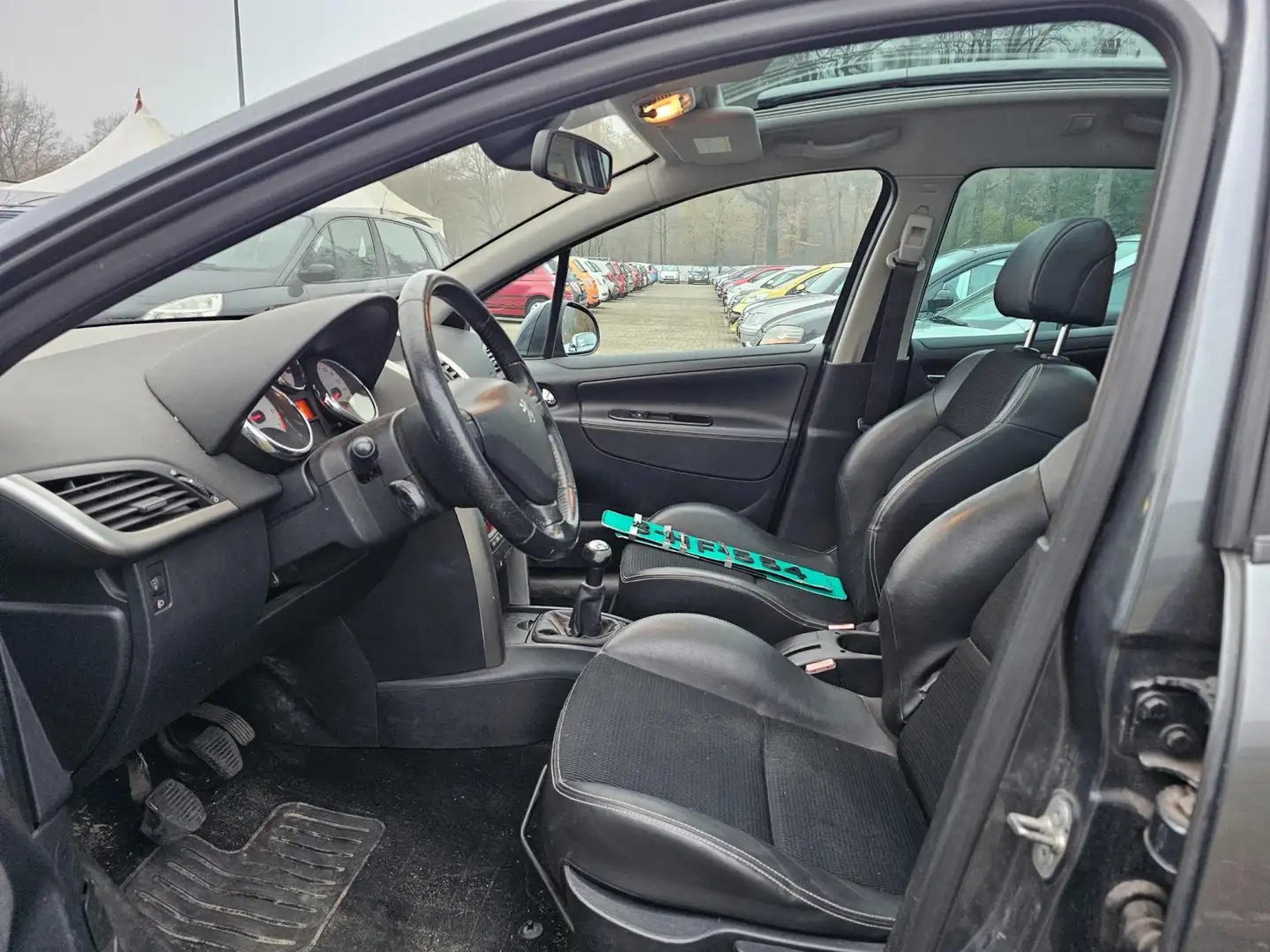 Peugeot 207 SW Outdoor 1.6 VTi XS PANORAMA/airco/CRUISE Grau - 2