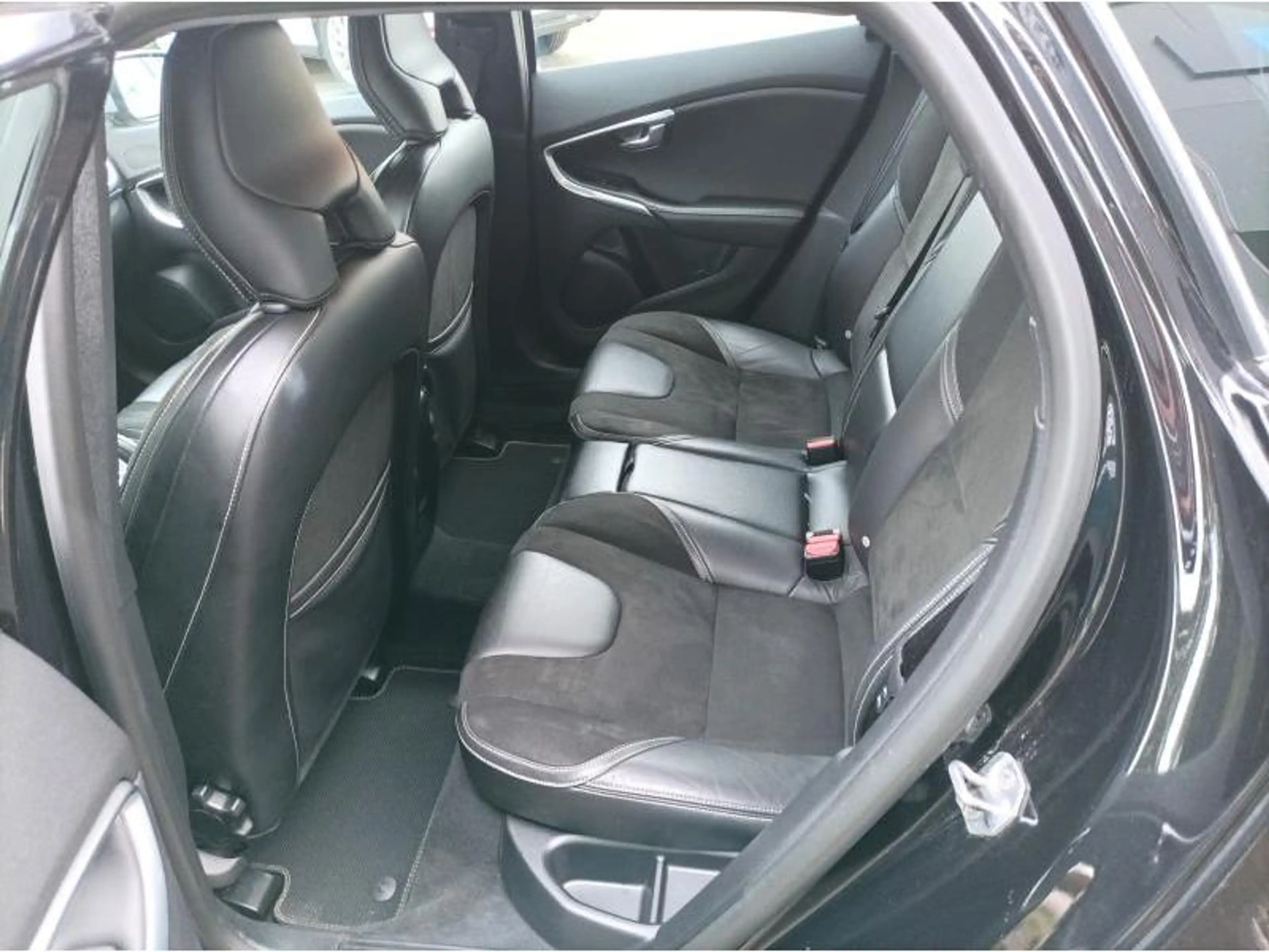 Volvo V40 R Design — photo 14