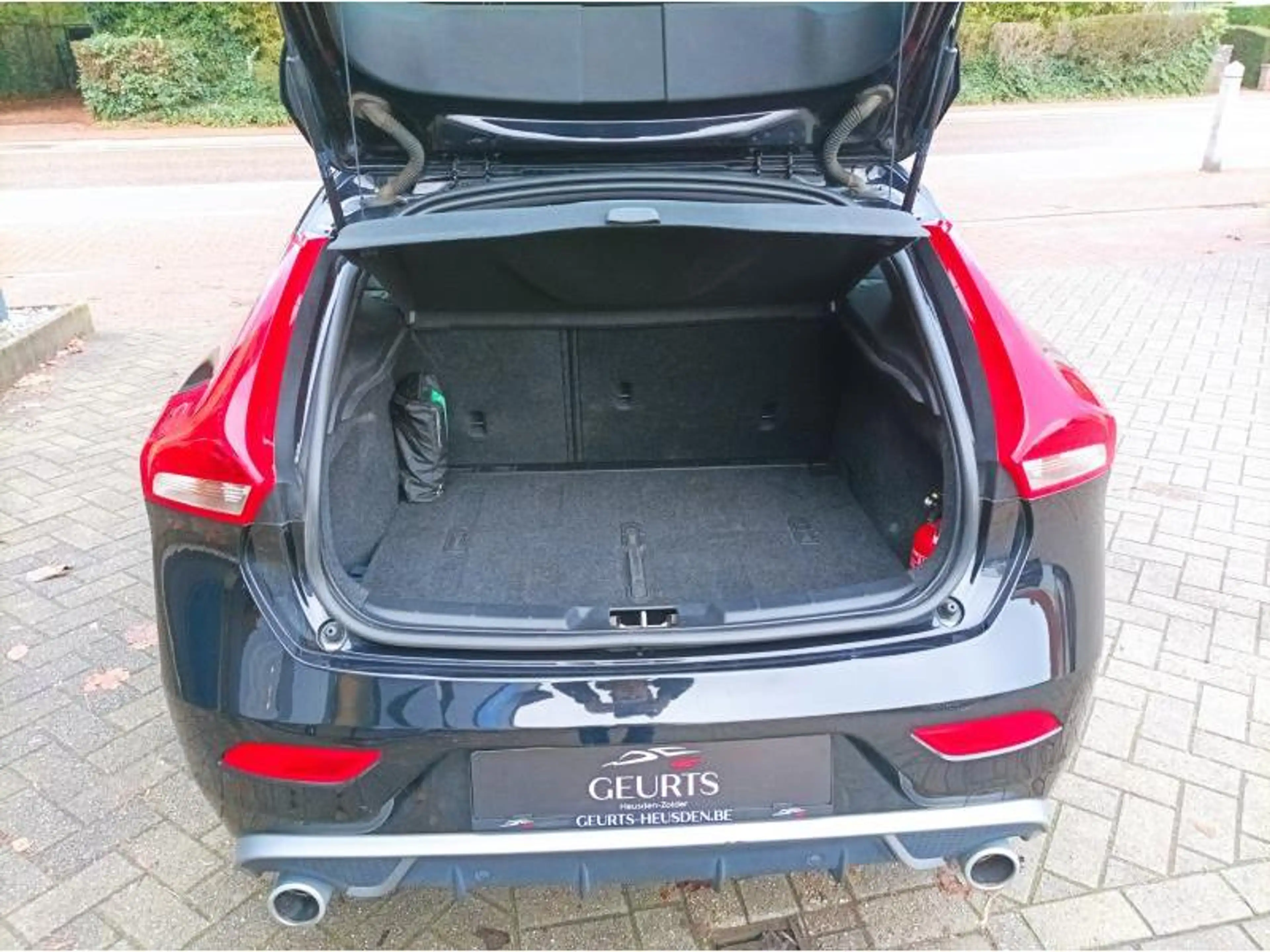 Volvo V40 R Design — photo 13