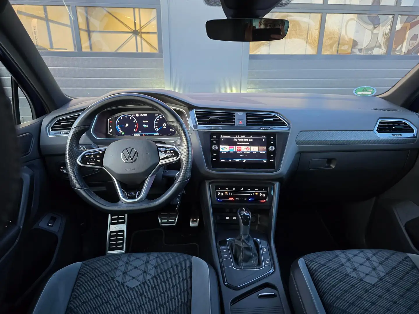 Volkswagen Tiguan 1.5 TSI 2x R-line Stoelverwarming | Trekhaak | ACC Blau - 2