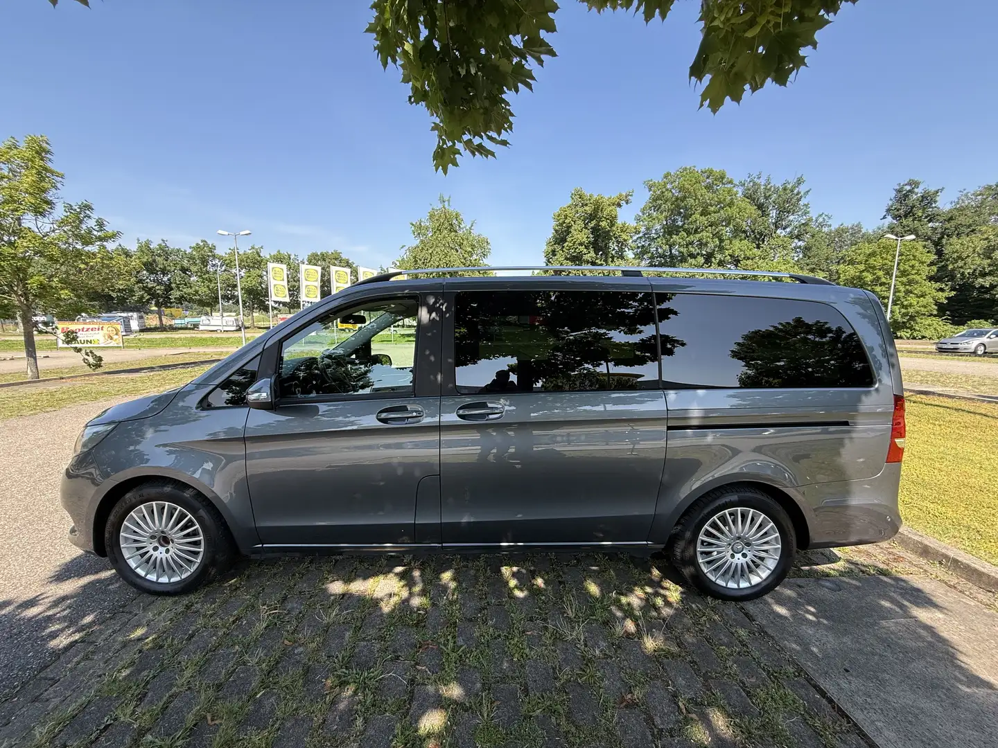 Mercedes-Benz V 220 V 220 d lang 4Matic 7G-TRONICEdition Grau - 1