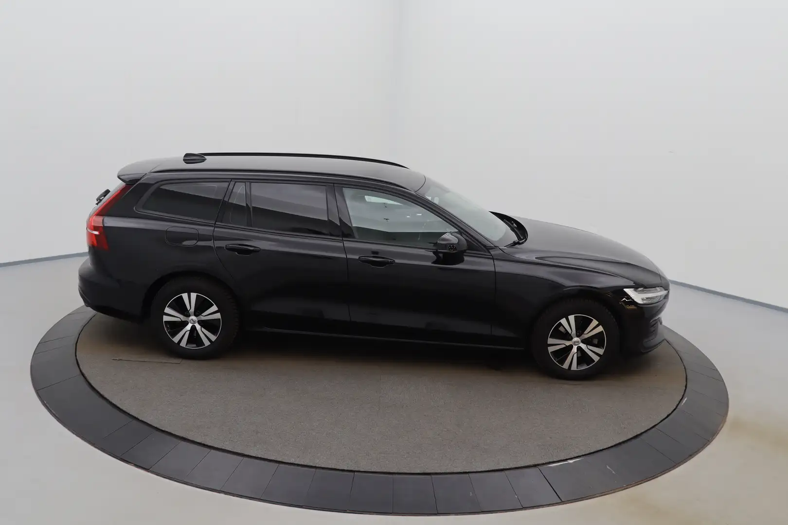 Volvo V60 2.0 D3 Momentum Core LED GPS PDC Carplay Cruise Ct Чорний - 2