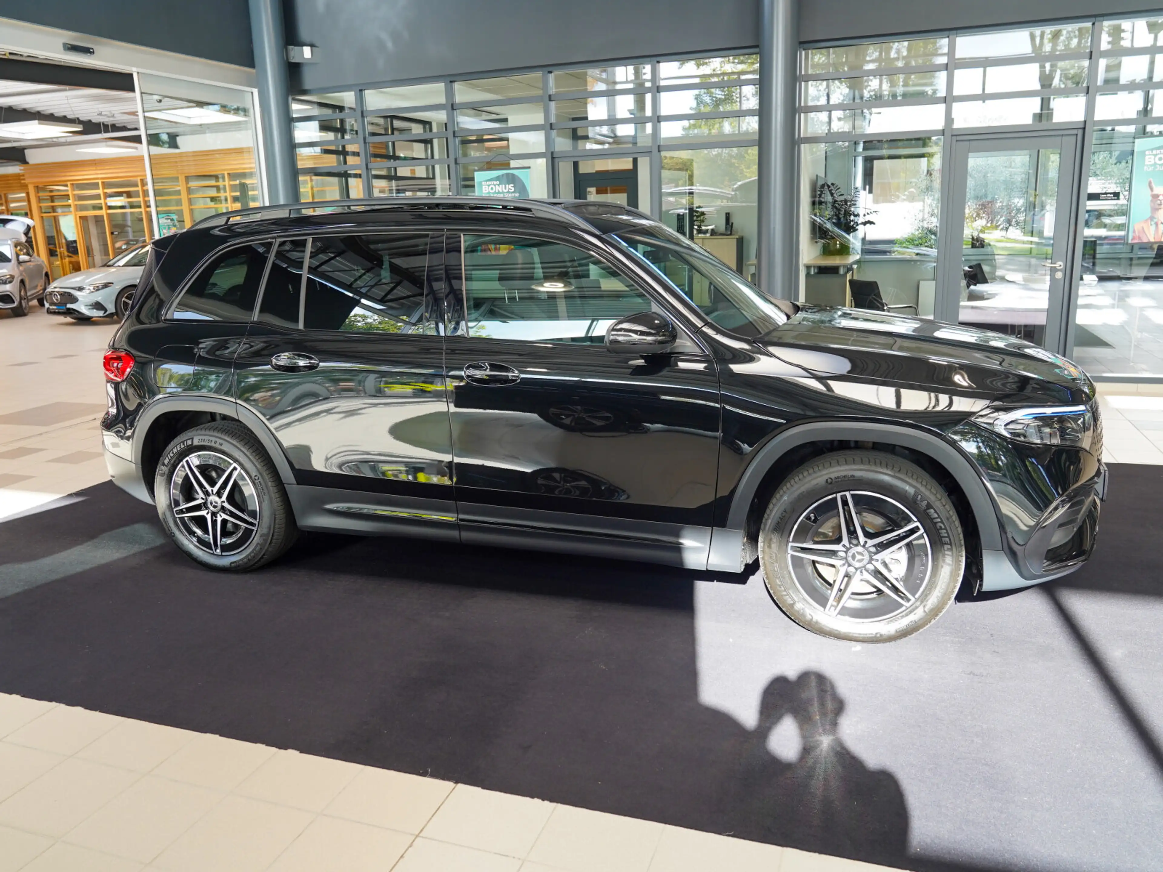 Mercedes-Benz EQB 300 EQB 300 4M AMG Line Night AHK KEYLESS Memo Pano — photo 2