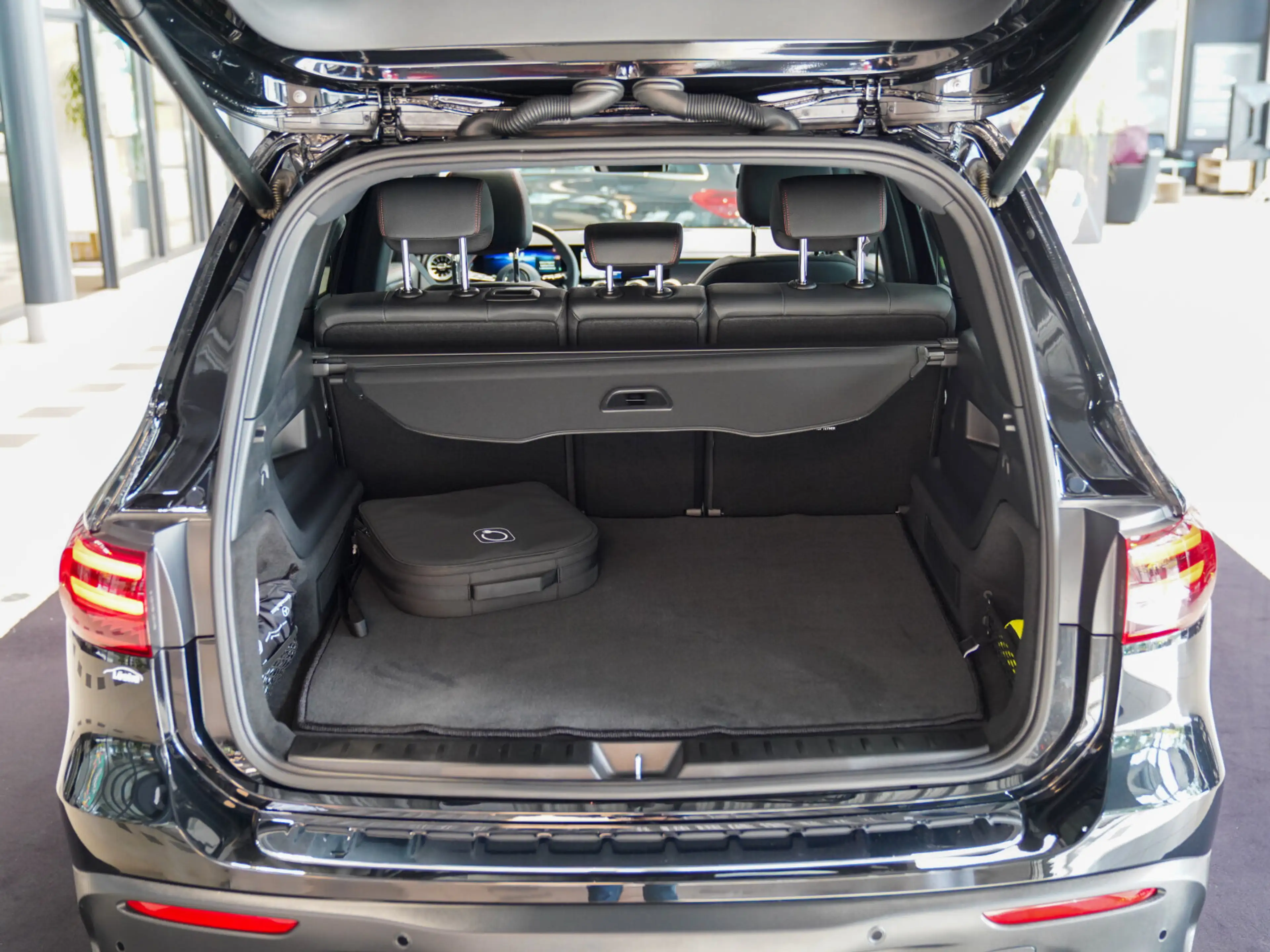 Mercedes-Benz EQB 300 EQB 300 4M AMG Line Night AHK KEYLESS Memo Pano — photo 5