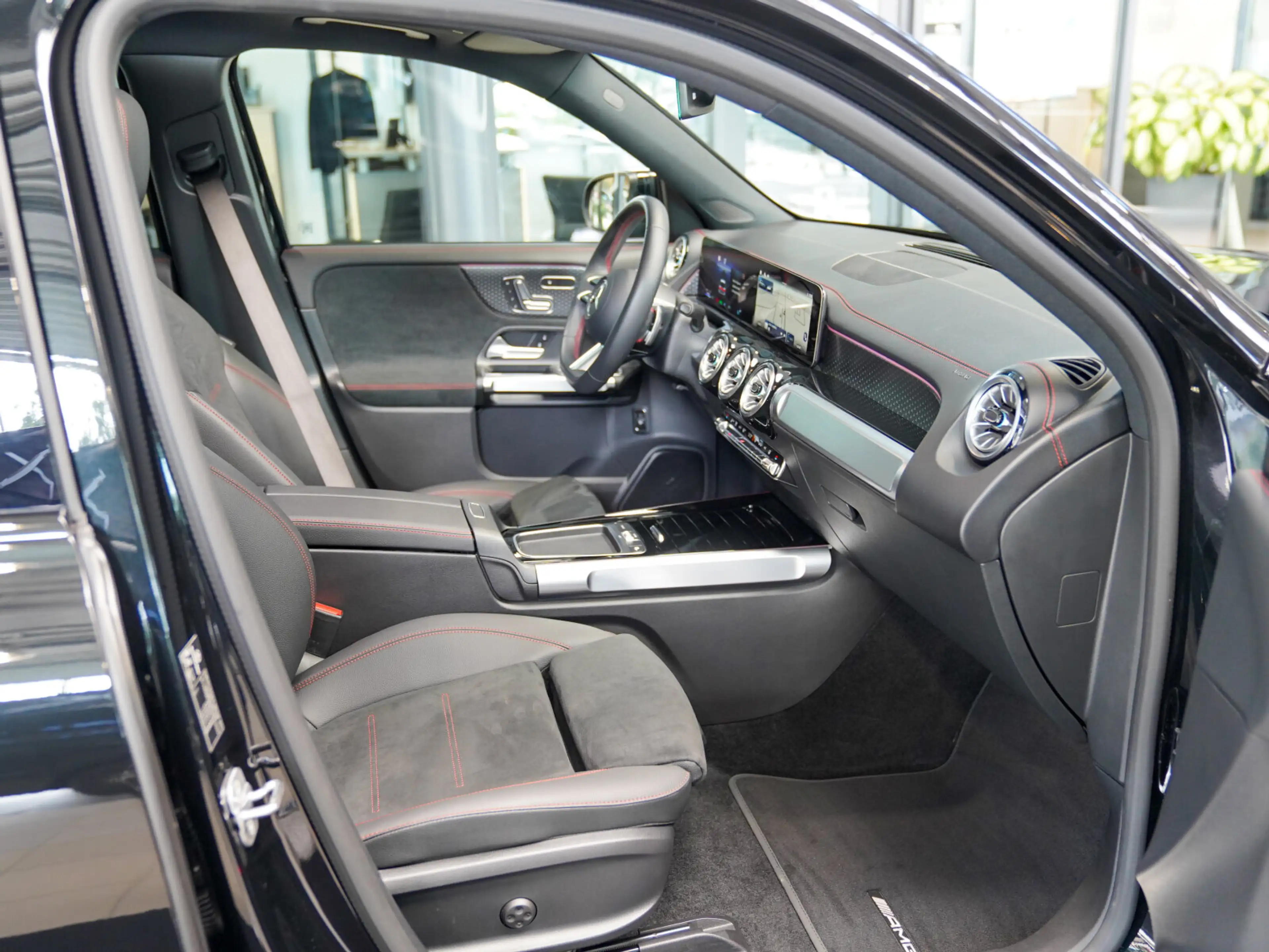 Mercedes-Benz EQB 300 EQB 300 4M AMG Line Night AHK KEYLESS Memo Pano — photo 12