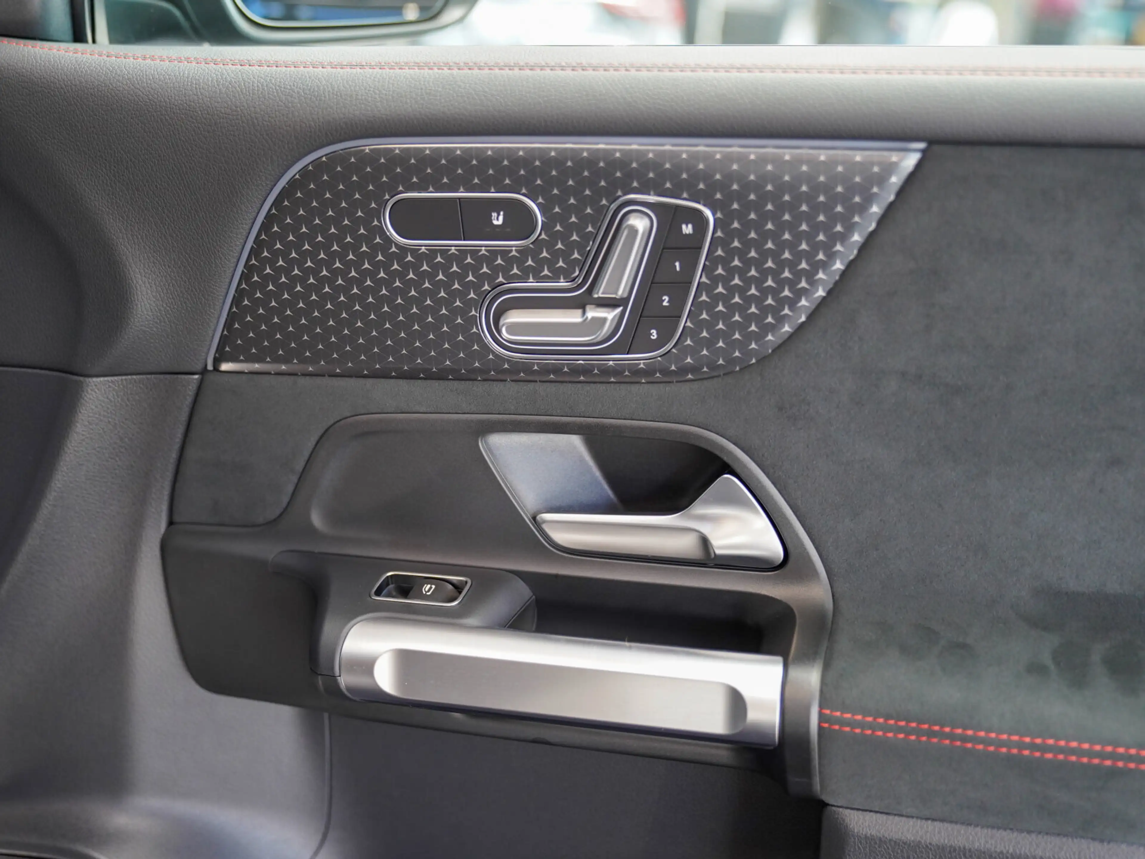 Mercedes-Benz EQB 300 EQB 300 4M AMG Line Night AHK KEYLESS Memo Pano — photo 14