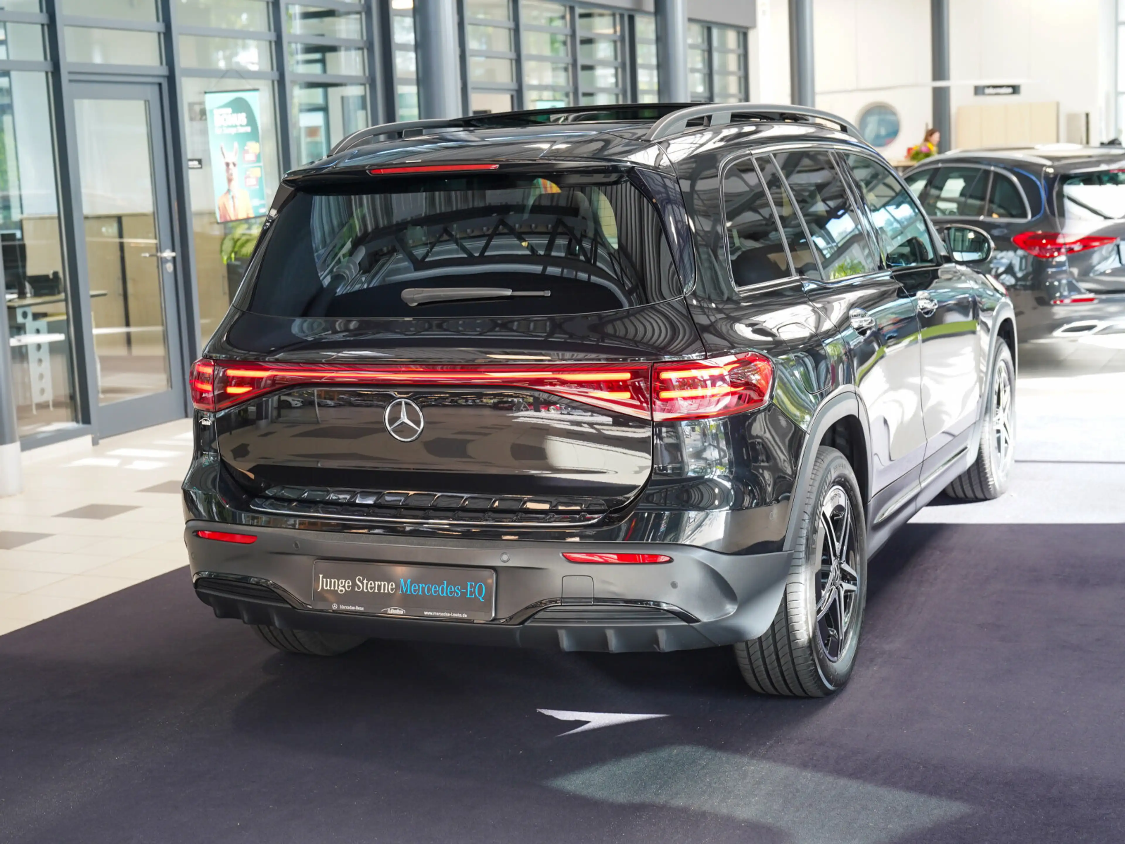 Mercedes-Benz EQB 300 EQB 300 4M AMG Line Night AHK KEYLESS Memo Pano — photo 3
