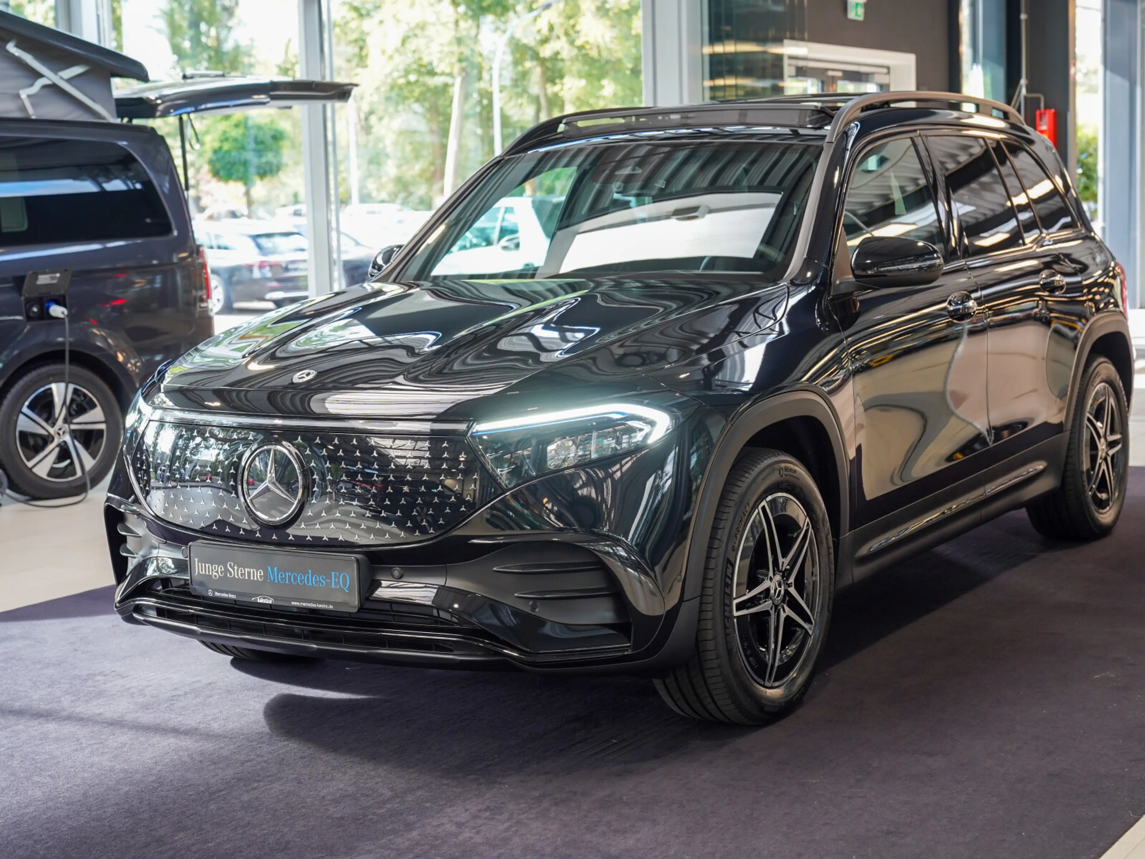 Mercedes-Benz EQB 300 EQB 300 4M AMG Line Night AHK KEYLESS Memo Pano — photo 8