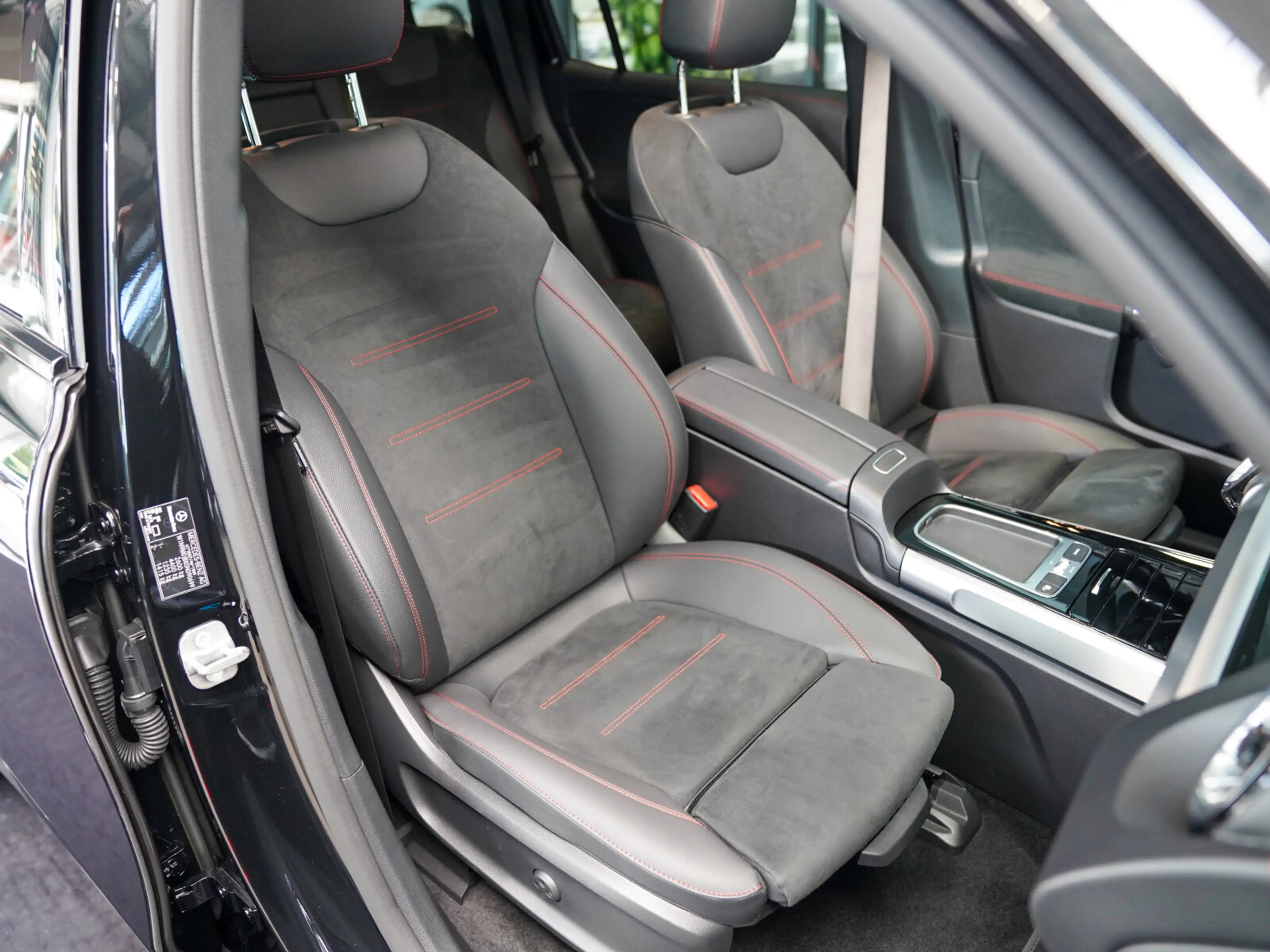 Mercedes-Benz EQB 300 EQB 300 4M AMG Line Night AHK KEYLESS Memo Pano — photo 11